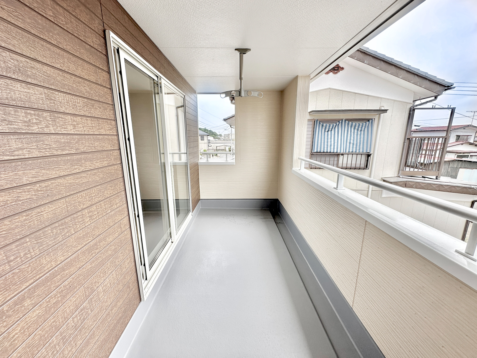 第５栃木市岩舟町静和　新築住宅全２棟のバルコニー|インナーバルコニーなので急な雨でも安心♪広々としたバルコニーで日々の洗濯物はもちろん、布団などの大物もたくさん干していただけます♪