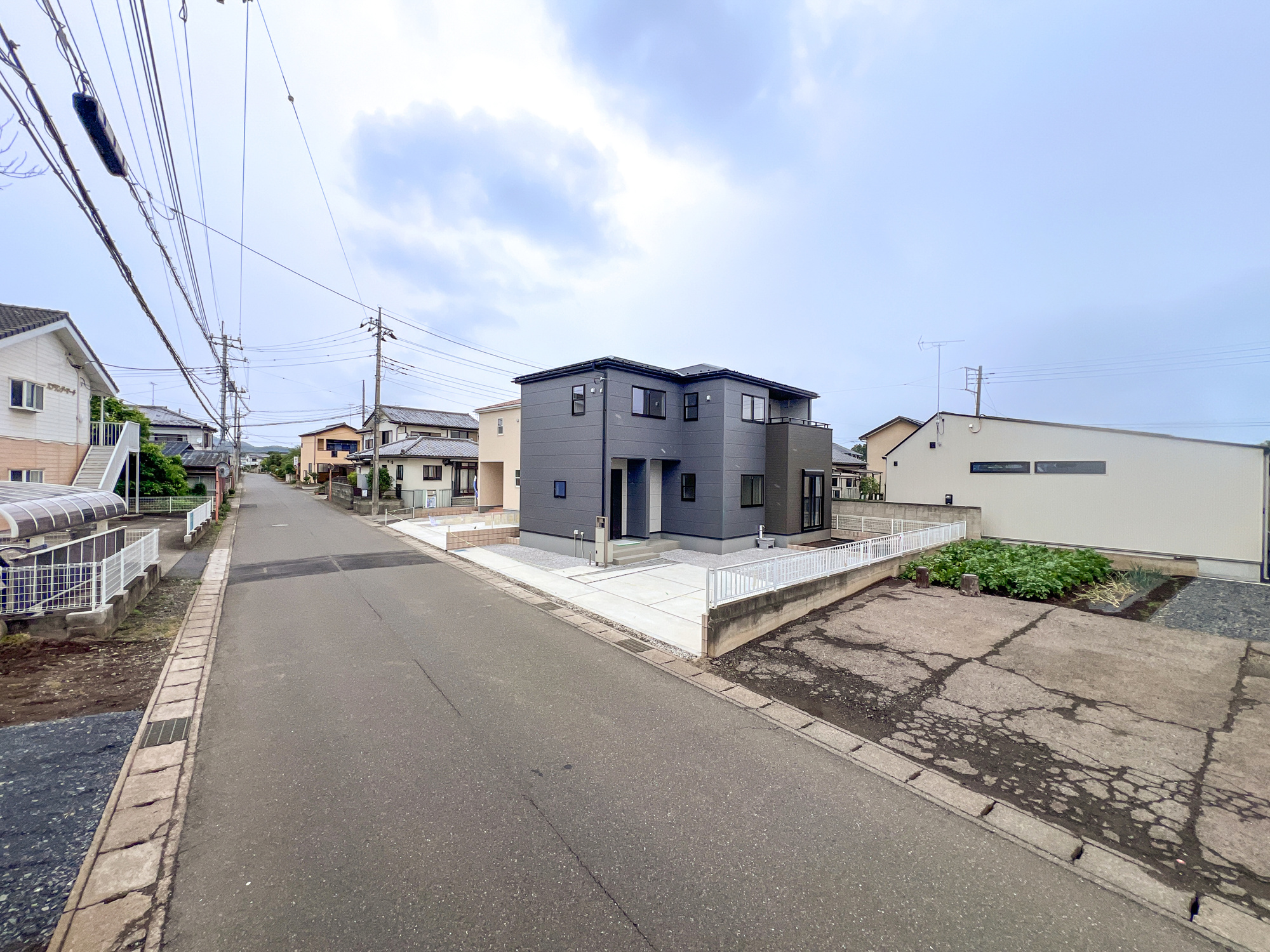 第５栃木市岩舟町静和　新築住宅全２棟の前面道路含む現地写真|低層の一戸建てを中心とした街並みが整然と続き、周辺は高い建物が建っていないので、採光や開放性に恵まれ、空が広く緑の多い閑静な趣を感じる環境です。

