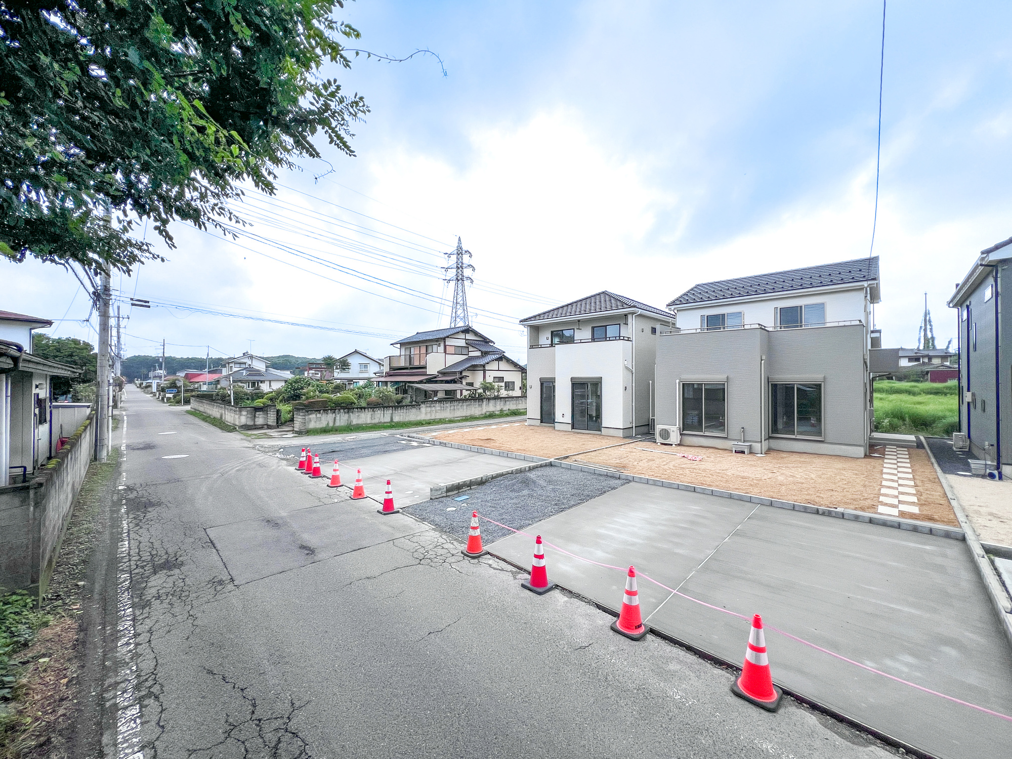 那須塩原市埼玉の新築一戸建の前面道路含む現地写真|低層の一戸建てを中心とした街並みが整然と続き、周辺は高い建物が建っていないので、採光や開放性に恵まれ、空が広く緑の多い閑静な趣を感じる環境です。

