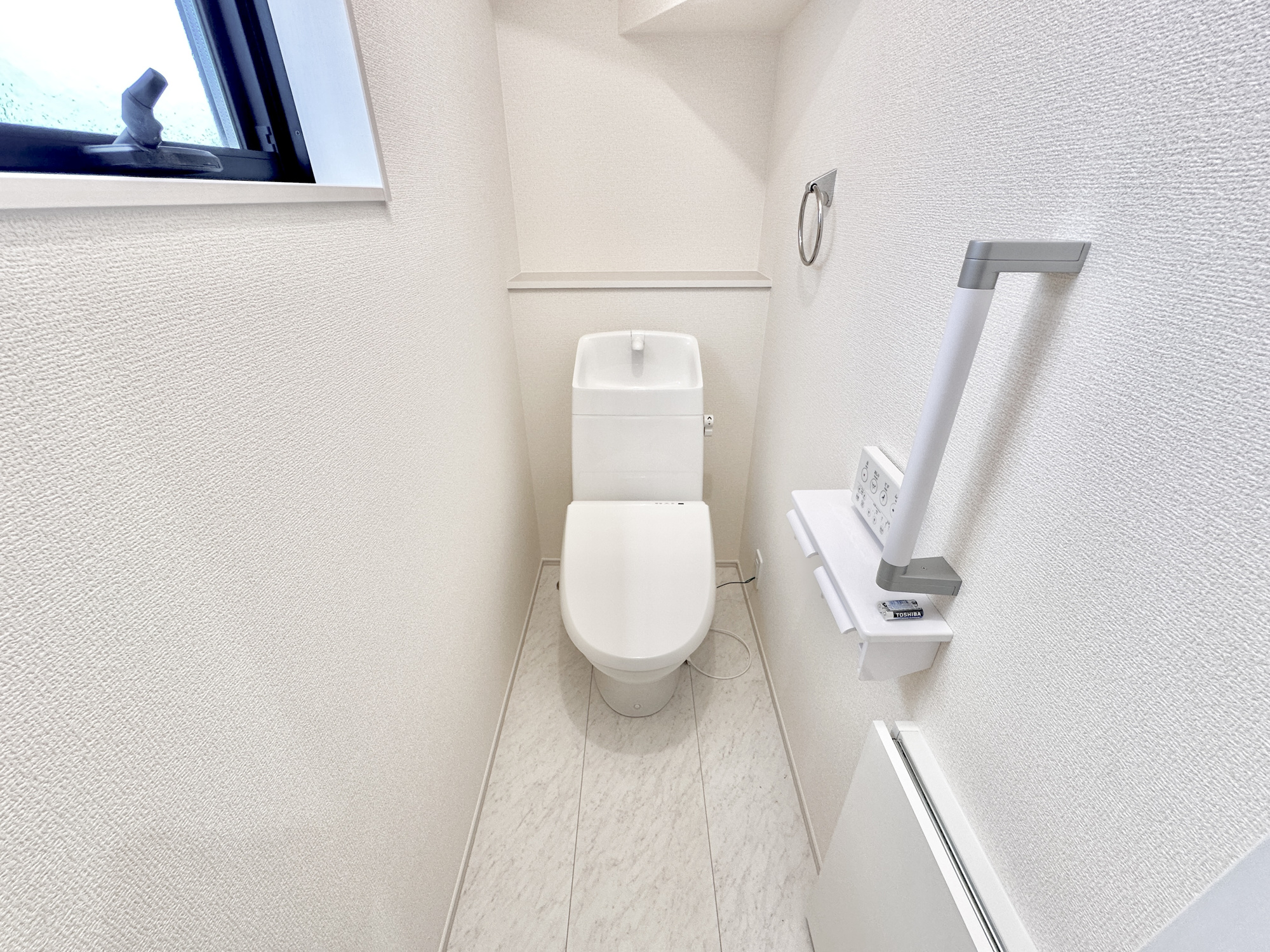 第１栃木市都賀町平川　新築住宅全４棟のトイレ|節水型でエコなトイレには、今では当たり前の洗浄付き。便座を温める機能もついていて、居心地良くてトイレから出られなくなるかも！換気用に換気扇はもちろん、窓も着いているので常に快適ですね♪