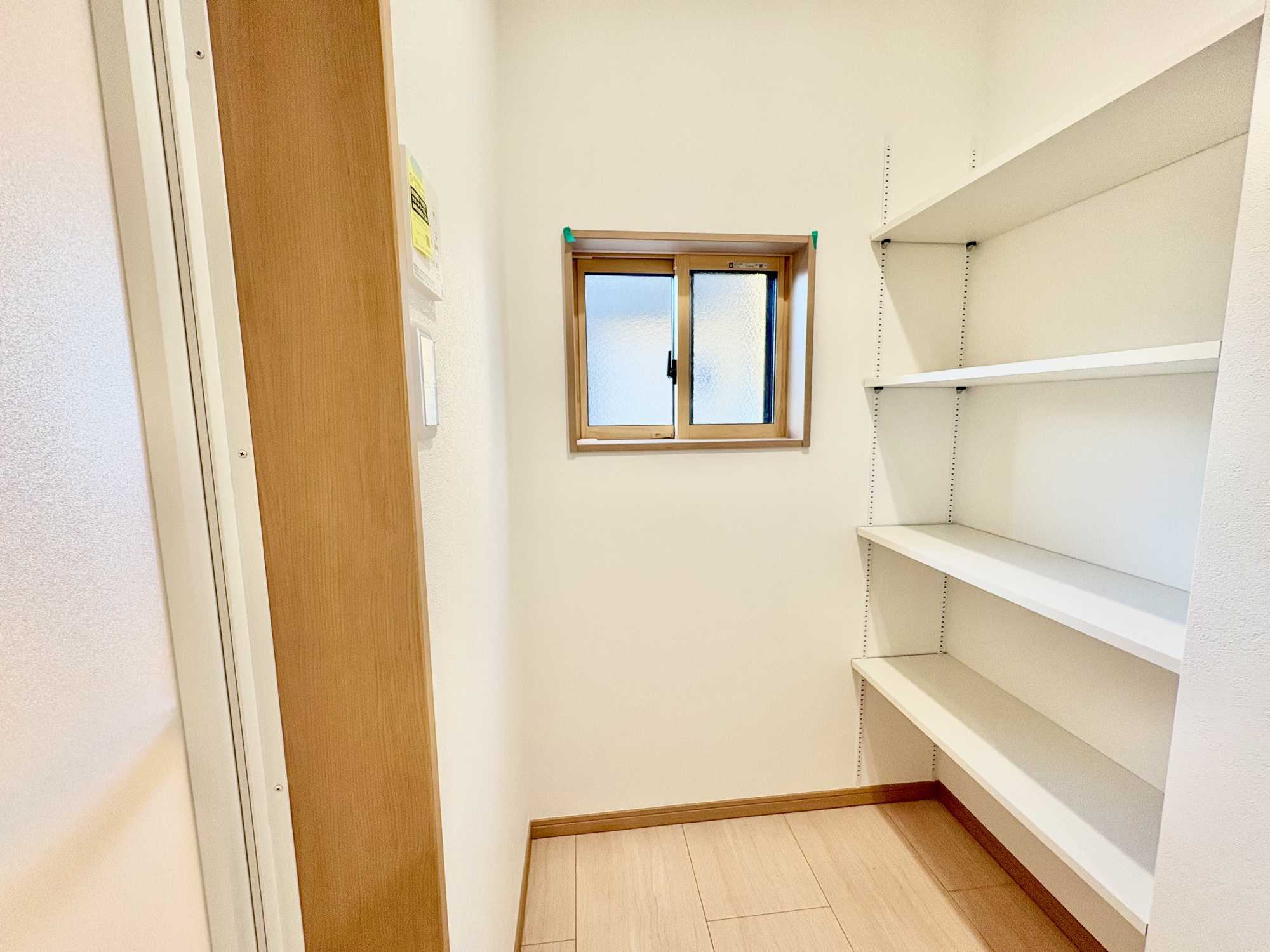 前橋市下小出町第5期　新築住宅全8棟の脱衣所|タオルや下着などしまえる収納棚付き♪あるとないとじゃ大違いです!!