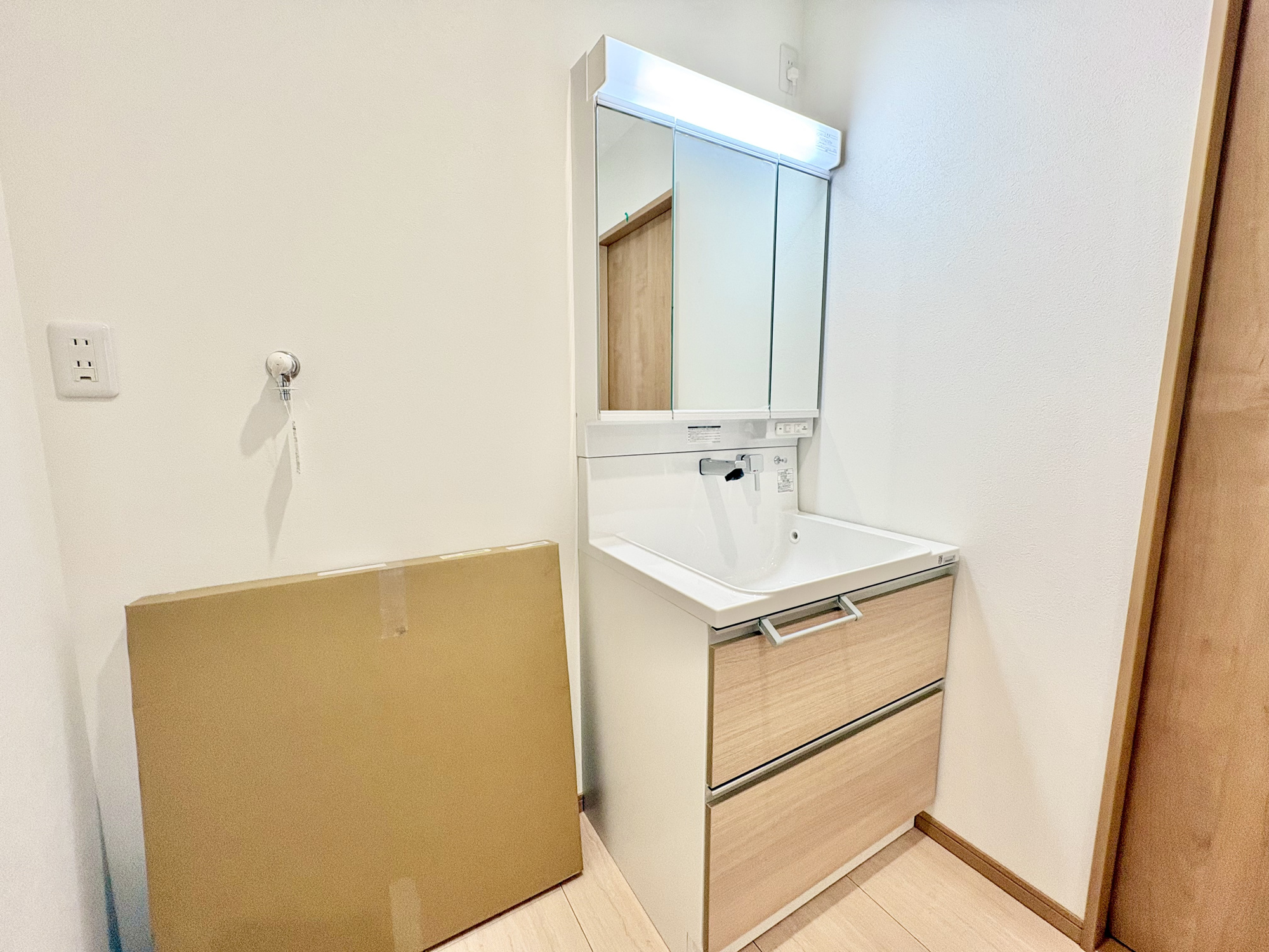 前橋市下小出町第5期　新築住宅全8棟の独立洗面台|歯磨きをしたりメイクや髪をセットしたり・・・使いやすさが考えられた3面鏡です♪シャワー付水栓で洗面台でのシャンプーや毎日の掃除に大変便利ですね♪