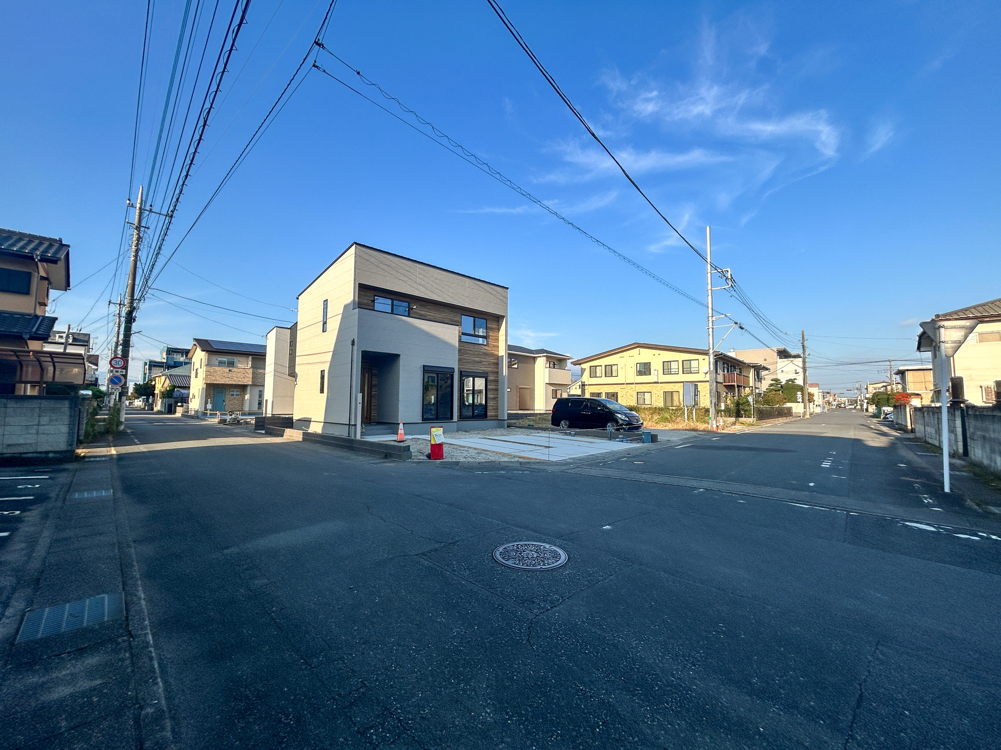 前橋市下小出町第5期　新築住宅全8棟の前面道路含む現地写真|低層の一戸建てを中心とした街並みが整然と続き、周辺は高い建物が建っていないので、採光や開放性に恵まれ、空が広く緑の多い閑静な趣を感じる環境です。

