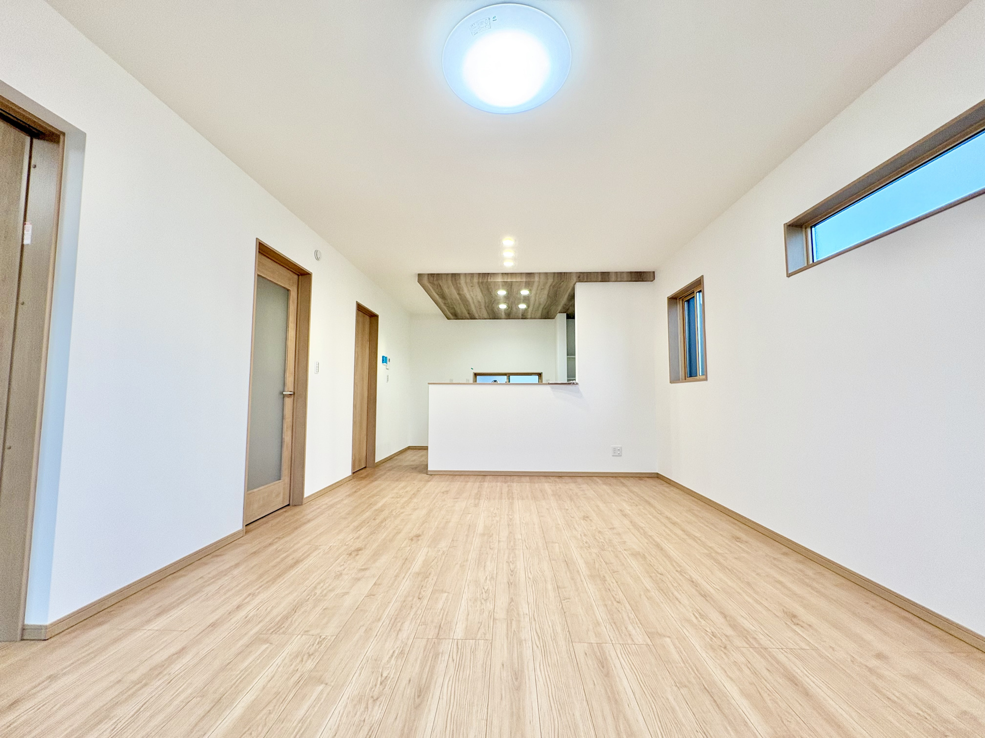 前橋市下小出町第5期　新築住宅全8棟の居間・リビング|南向きに大きく開いた窓からは、明るい陽射しが射し込みます。
爽やかな風が吹き抜ける心地良いリビングには、自然と家族が集まります。
