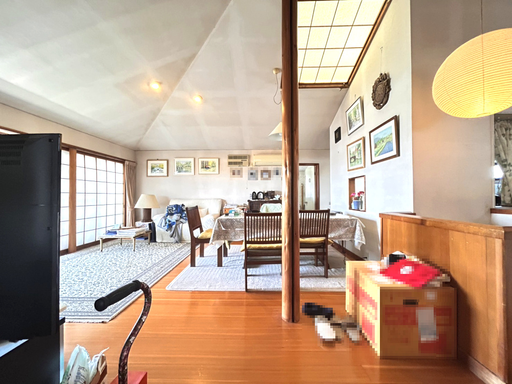 神戸市北区ひよどり台2丁目一戸建の居間・リビング|リビング約16.5帖。日差しがよく差し込む明るい雰囲気のリビングです。