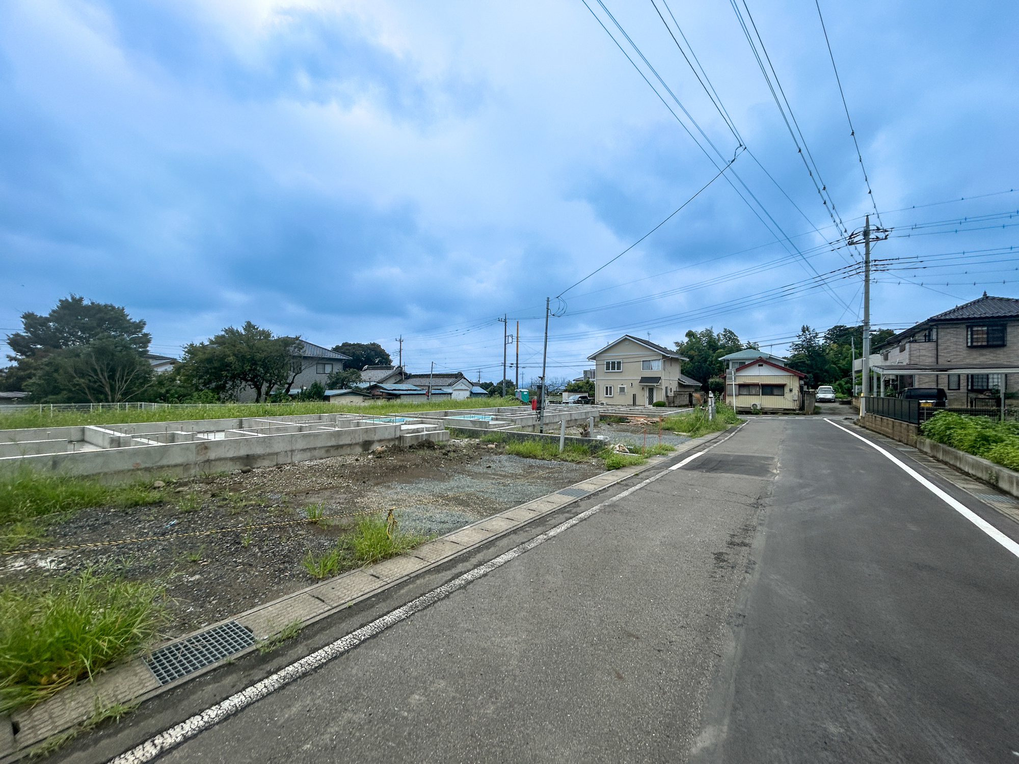 前橋市富士見町時沢第11　新築住宅全4棟の前面道路含む現地写真|閑静な住宅地で子育て家族にピッタリ。毎日のお散歩も快適な緑に恵まれたエリアで、自然に包まれた穏やかな暮らしを実現するための、ゆとりある住環境が整っています。

