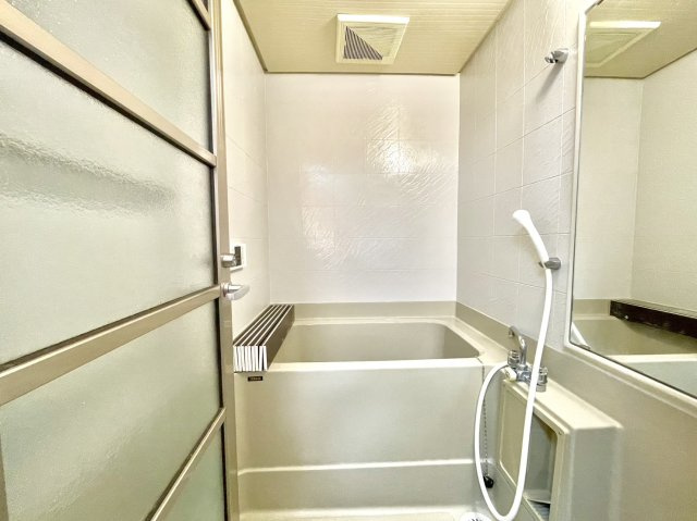 グランドメゾン住吉本町の浴室|【浴室】
落ち着いた印象の浴室は、清潔な空間です。一日の疲れが癒される優雅なバスタイムを堪能できるバスルームです。