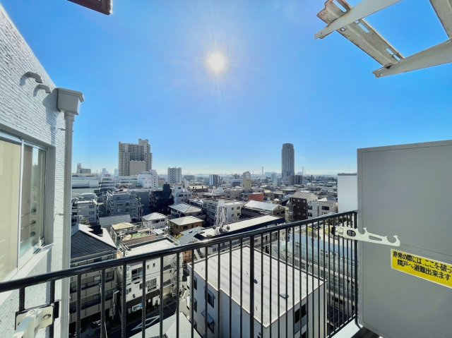 グランドメゾン住吉本町の展望|【バルコニー】
南側バルコニーからの眺望。その豊かな眺望にふさわしい空間には、通風・採光にも優れ、心地よい光と風があふれています。