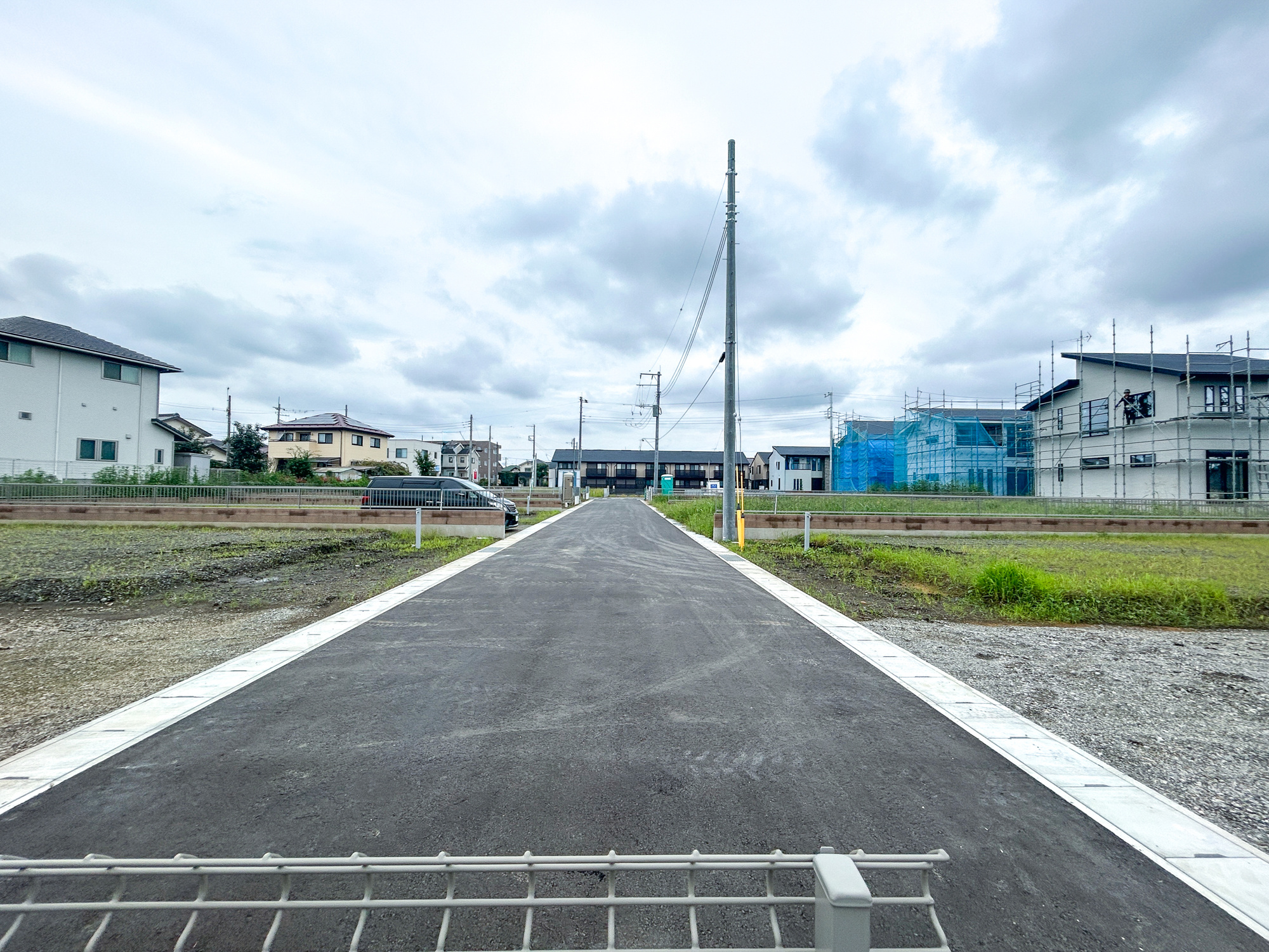 伊勢崎市三室町第3期　新築住宅全5棟の前面道路含む現地写真|低層の一戸建てを中心とした街並みが整然と続き、周辺は高い建物が建っていないので、採光や開放性に恵まれ、空が広く緑の多い閑静な趣を感じる環境です。

