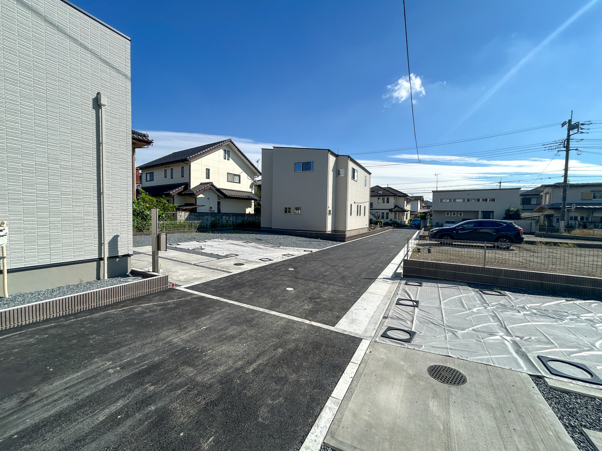 前橋市下新田町第9　新築住宅全5棟の前面道路含む現地写真|閑静な住宅地で子育て家族にピッタリ。毎日のお散歩も快適な緑に恵まれたエリアで、自然に包まれた穏やかな暮らしを実現するための、ゆとりある住環境が整っています。

