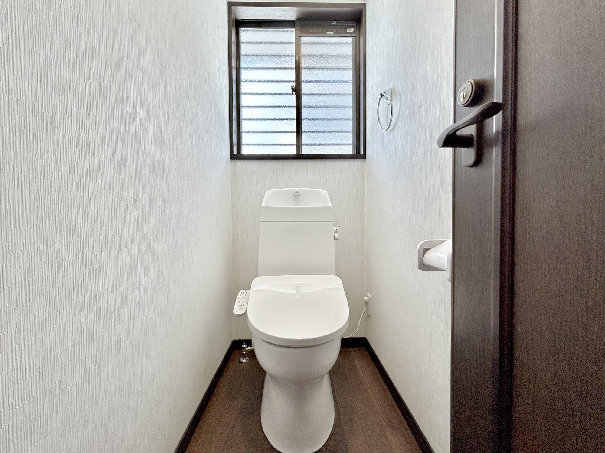 高崎市新町　　中古戸建のトイレ|節水性能の高いトイレはもちろんウォシュレット付き♪便器のフチがないタイプなので、お掃除もサッとひと拭きでOK！