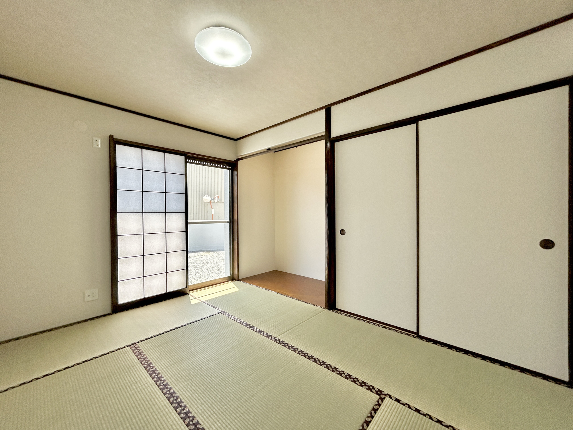 高崎市新町　　中古戸建の和室|大きな窓からたっぷりの日差しが降り注ぐ明るい室内です。気持ちの良い朝日を受けて、目覚めの良い健康的な朝を迎えられそうです。 