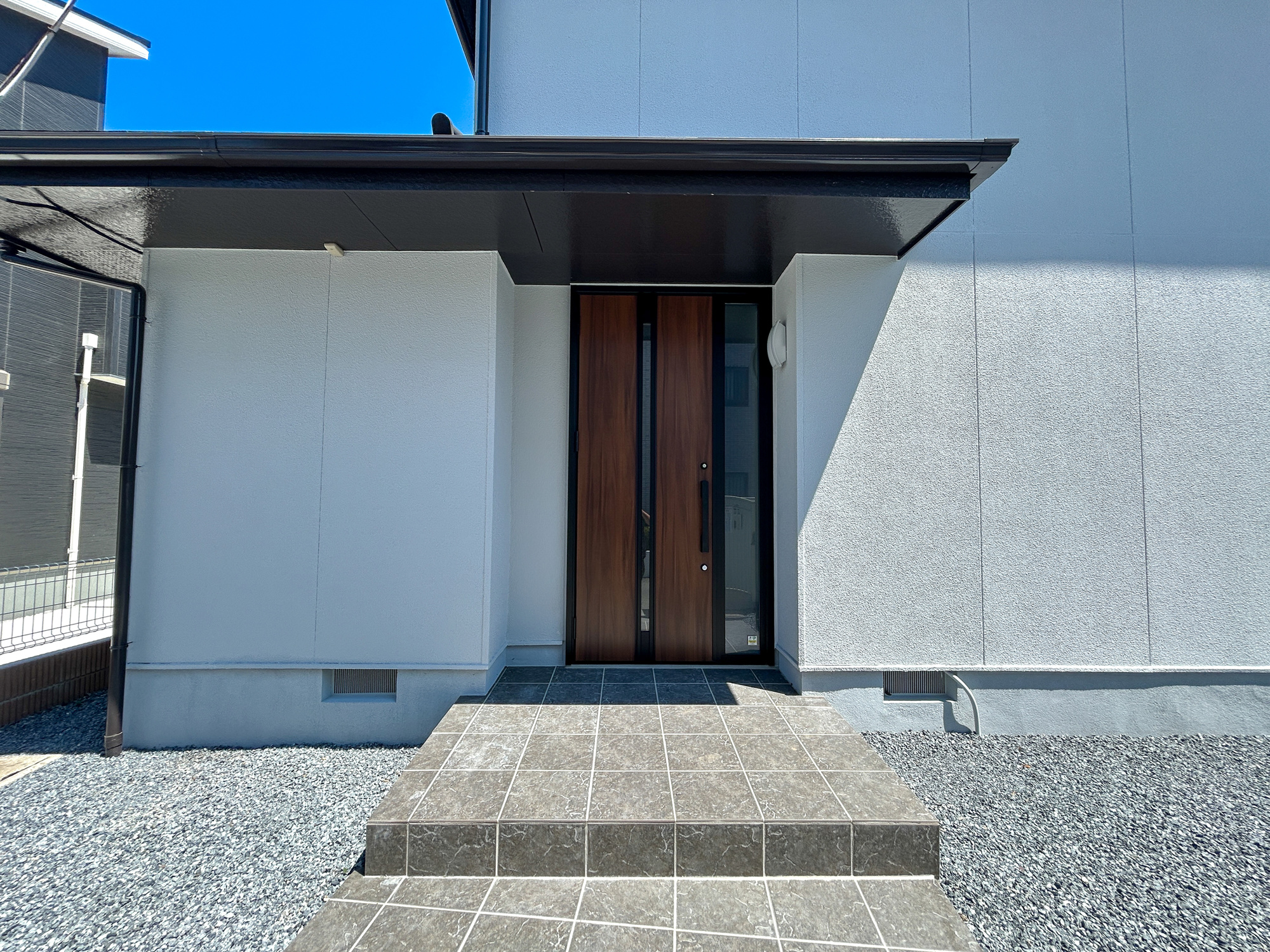 高崎市新町　　中古戸建の玄関|上質感漂う玄関へのアプローチ。居住者の帰り、訪れる方を優しく迎える・安らぎに満ちた生活空間を予感させる。健やかな暮らしを楽しめそう♪