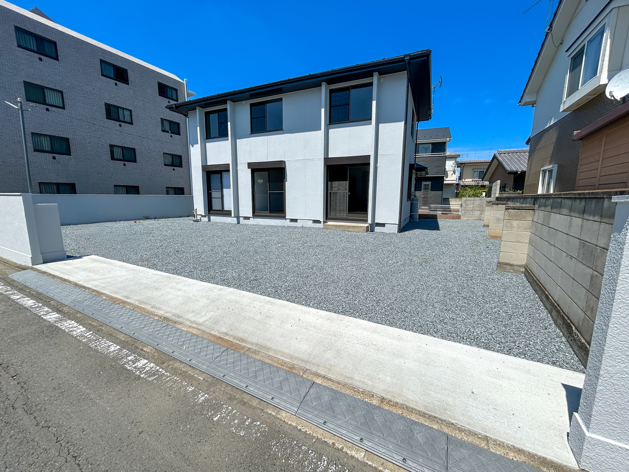 高崎市新町　　中古戸建の駐車場|充分な駐車スペースはアレンジが出来る程のスペースがあります。お庭として利用も良しです♪