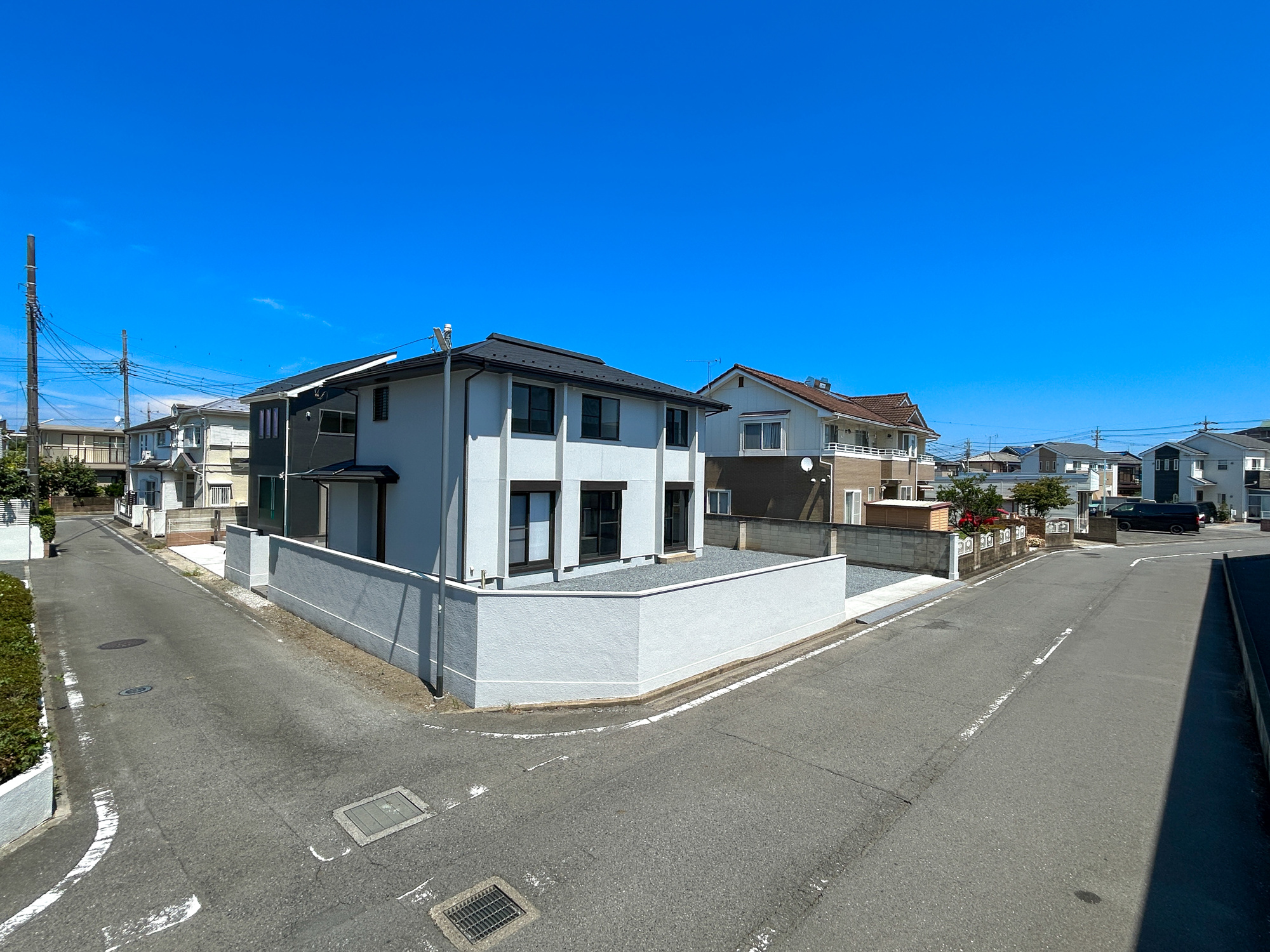 高崎市新町　　中古戸建の前面道路含む現地写真|低層の一戸建てを中心とした街並みが整然と続き、周辺は高い建物が建っていないので、採光や開放性に恵まれ、空が広く緑の多い閑静な趣を感じる環境です。