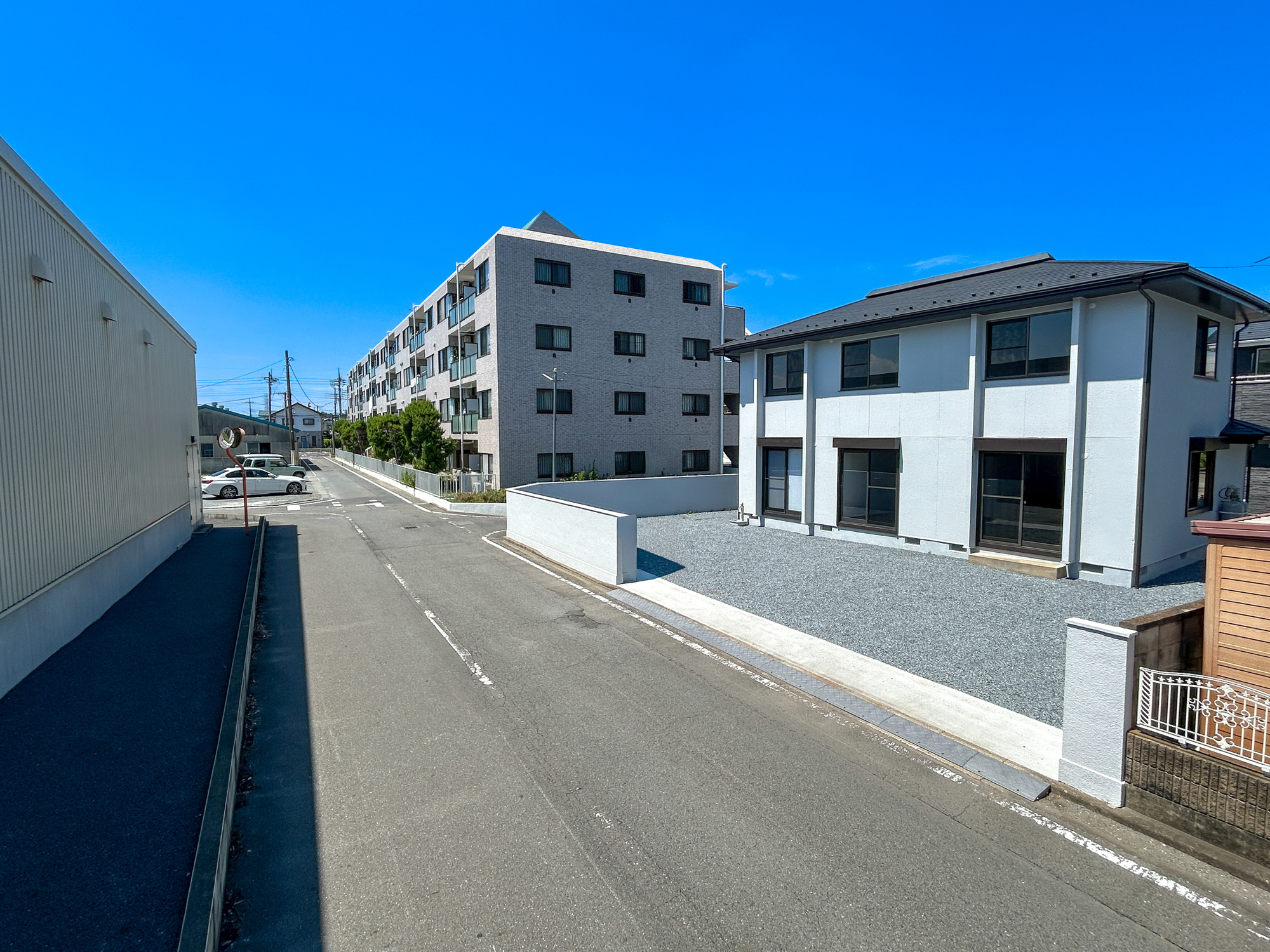 高崎市新町　　中古戸建の前面道路含む現地写真|閑静な住宅地で子育て家族にピッタリ。毎日のお散歩も快適な緑に恵まれたエリアで、自然に包まれた穏やかな暮らしを実現するための、ゆとりある住環境が整っています。

