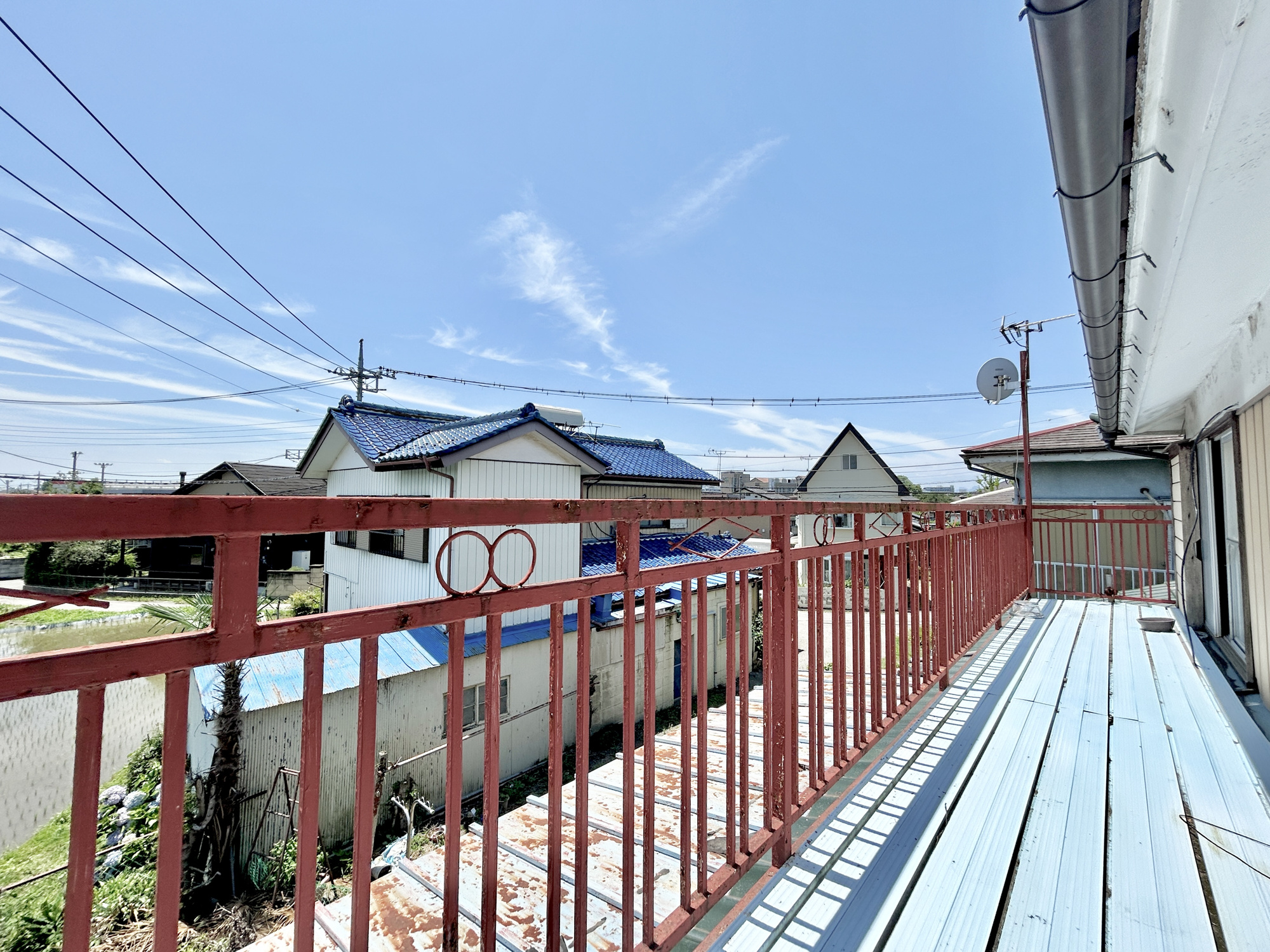 前橋市北代田町　　中古住宅のバルコニー|南向きで陽当りの良いバルコニーは、物干しセットを追加すれば、一度にたくさんのお洗濯物が干せるのが魅力！バルコニーは洗濯物を干すだけの場所じゃなく、家族のゆとりのある時間を演出するプライベート空間。
