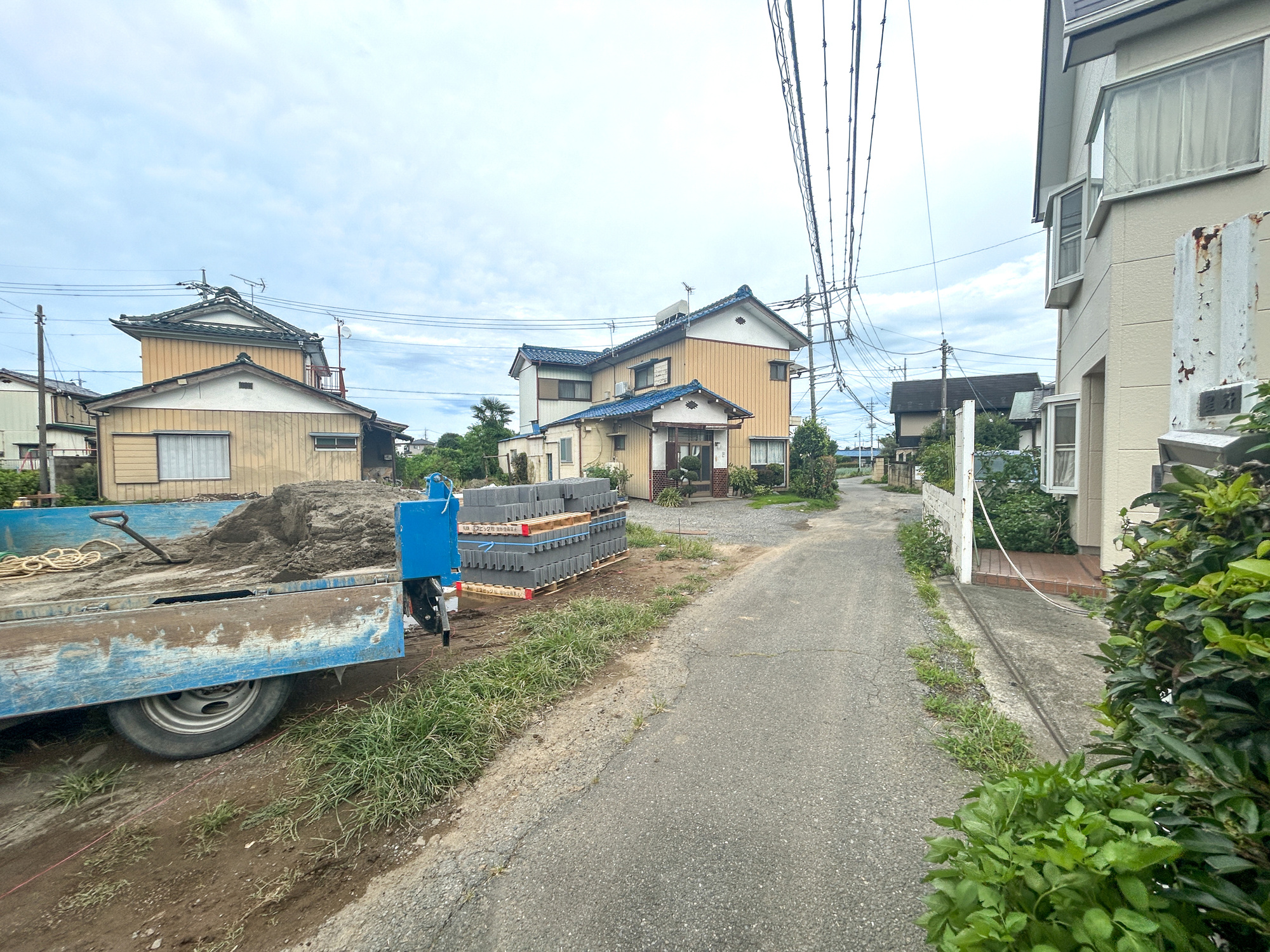 前橋市北代田町　　中古住宅の前面道路含む現地写真|前面道路は閑静な住宅地をはしる車通りの少ない道路。お車の出し入れが苦手なママや小さなお子様にも安心ですね。しっかり舗装もされているので、ベビーカーや自転車で通っても快適に通行できます。
