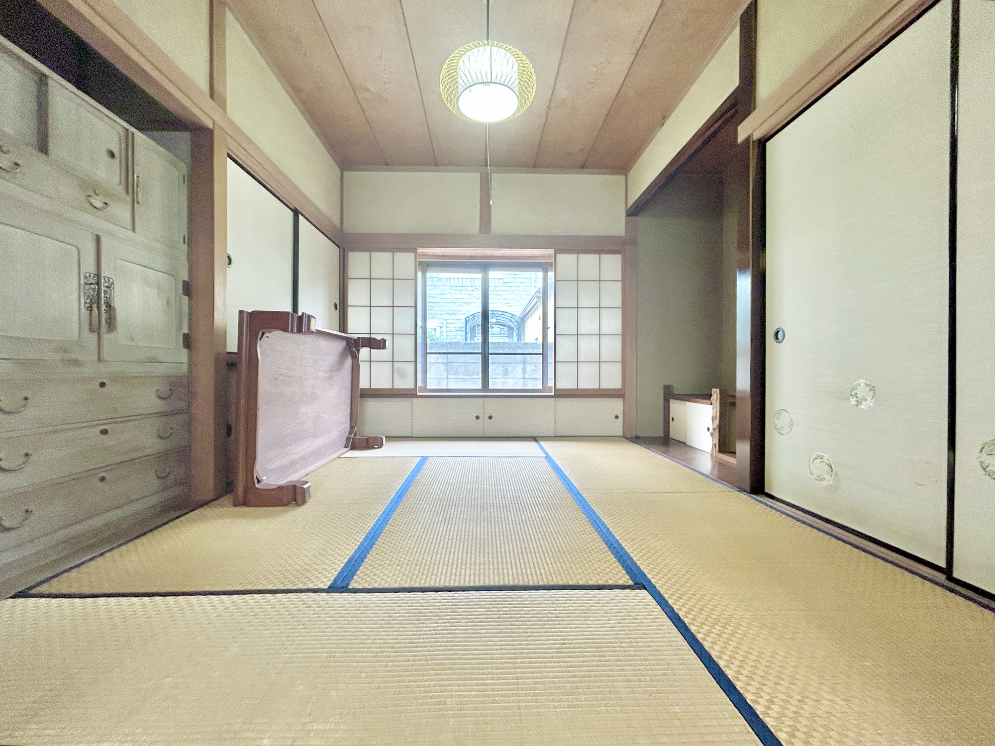 前橋市下沖町　中古住宅の和室|"い草の良い香りがする畳のお部屋♪
引き戸を開放すればLＤとつながりさらに開放的な空間になります。"

