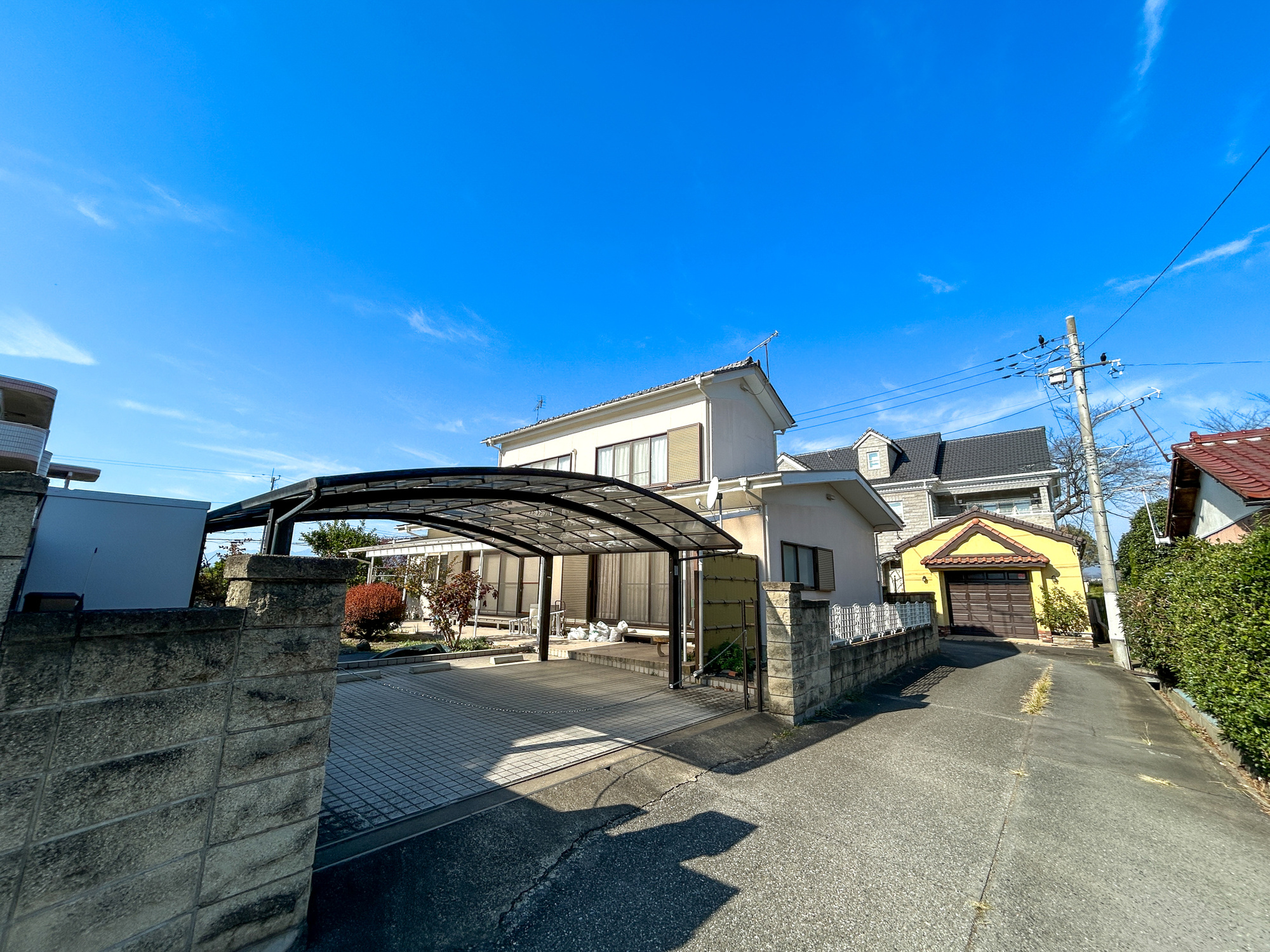 前橋市下沖町　中古住宅の前面道路含む現地写真|低層の一戸建てを中心とした街並みが整然と続き、周辺は高い建物が建っていないので、採光や開放性に恵まれ、空が広く緑の多い閑静な趣を感じる環境です。

