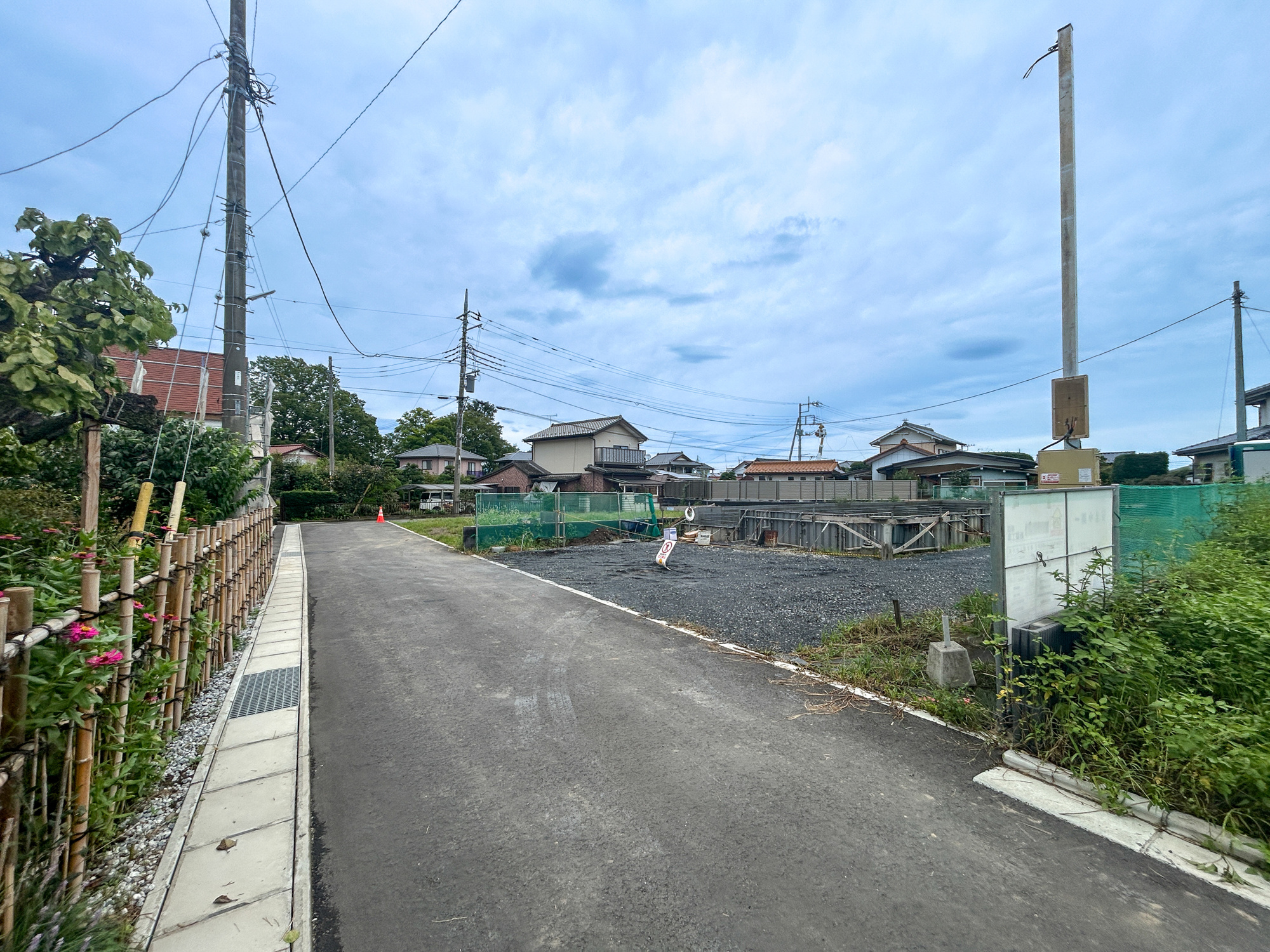 高崎市石原町4期　新築住宅全4棟の前面道路含む現地写真|閑静な住宅地で子育て家族にピッタリ。毎日のお散歩も快適な緑に恵まれたエリアで、自然に包まれた穏やかな暮らしを実現するための、ゆとりある住環境が整っています。

