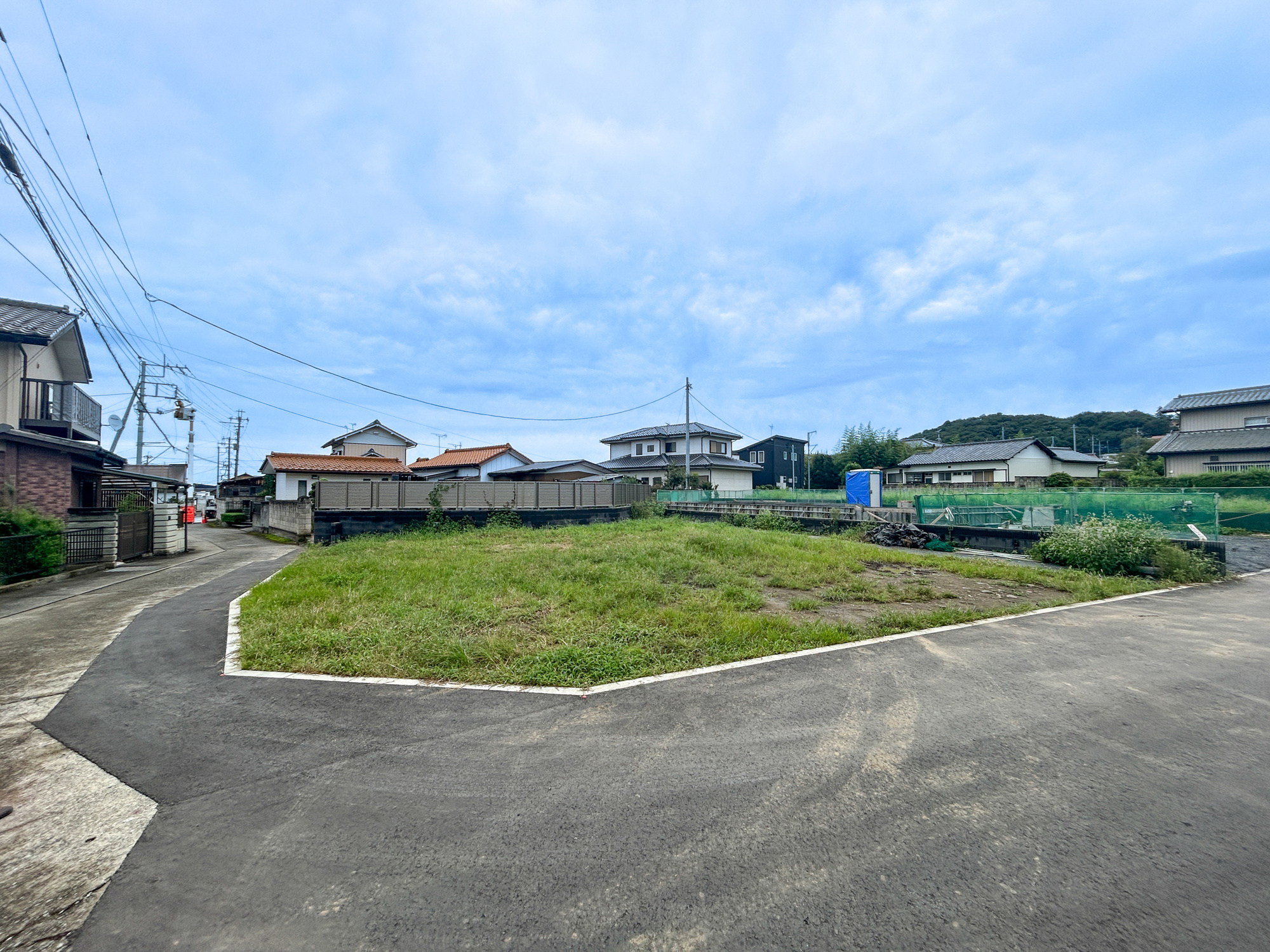 高崎市石原町4期　新築住宅全4棟の前面道路含む現地写真|低層の一戸建てを中心とした街並みが整然と続き、周辺は高い建物が建っていないので、採光や開放性に恵まれ、空が広く緑の多い閑静な趣を感じる環境です。

