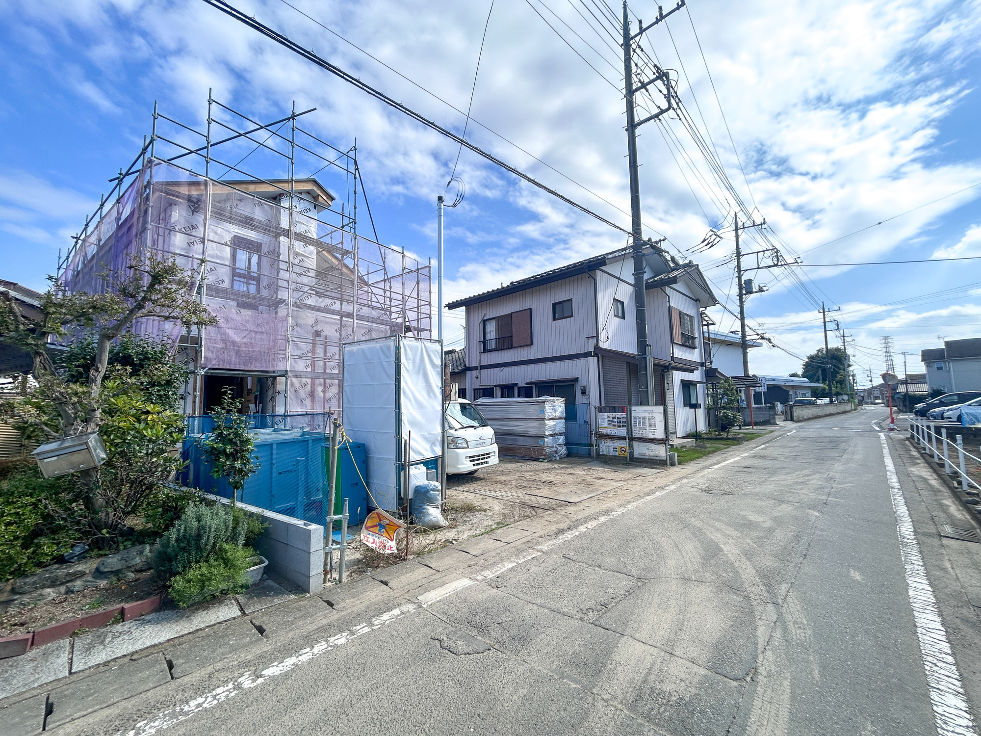 高崎市栗崎町1期　新築住宅全1棟の前面道路含む現地写真|低層の一戸建てを中心とした街並みが整然と続き、周辺は高い建物が建っていないので、採光や開放性に恵まれ、空が広く緑の多い閑静な趣を感じる環境です。

