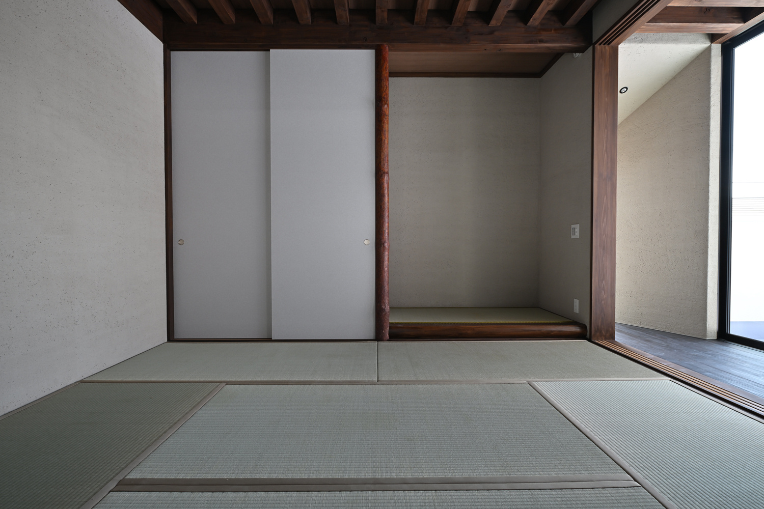 古都の風格が漂う格式に相応しい邸宅～長谷の和室|リビングから和室へ続く渡り廊下には、鞍馬石の飛び石と美濃白川砂利を設え 、まるで高級旅館のような風情を演出。約8帖の室内には琉球畳や床の間を備え心静かに過ごせる特別な「離れ」としてお使いいただけます