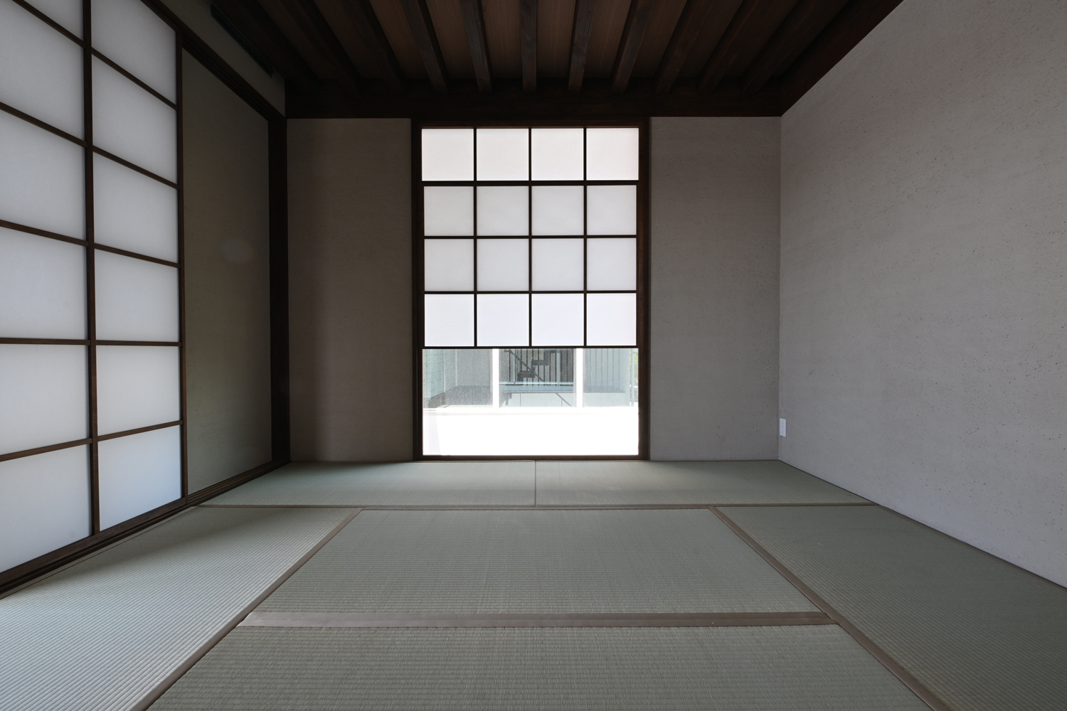 古都の風格が漂う格式に相応しい邸宅～長谷の和室|約8帖の和室には、床の間に北山杉の磨太鼓框を使用し、琉球畳とい草を採用 。天井には天竜スギのパネリングを施し 、静寂に包まれた安らぎの空間を演出します。