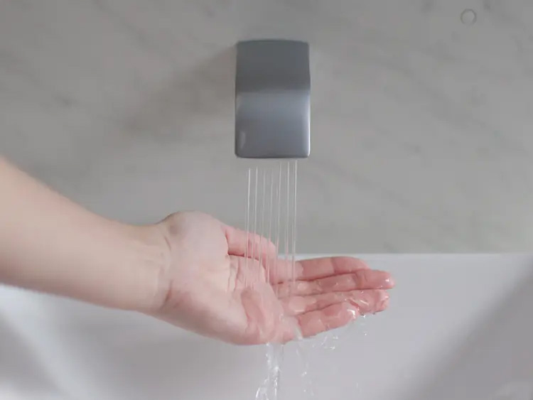 古都の風格が漂う格式に相応しい邸宅～長谷のその他|手洗器はTOTOのタッチレスウォール水栓を採用。手を差し出すと自動で吐水。なめらかな肌触りで均整のとれた吐水で快適にご使用いただけます。
