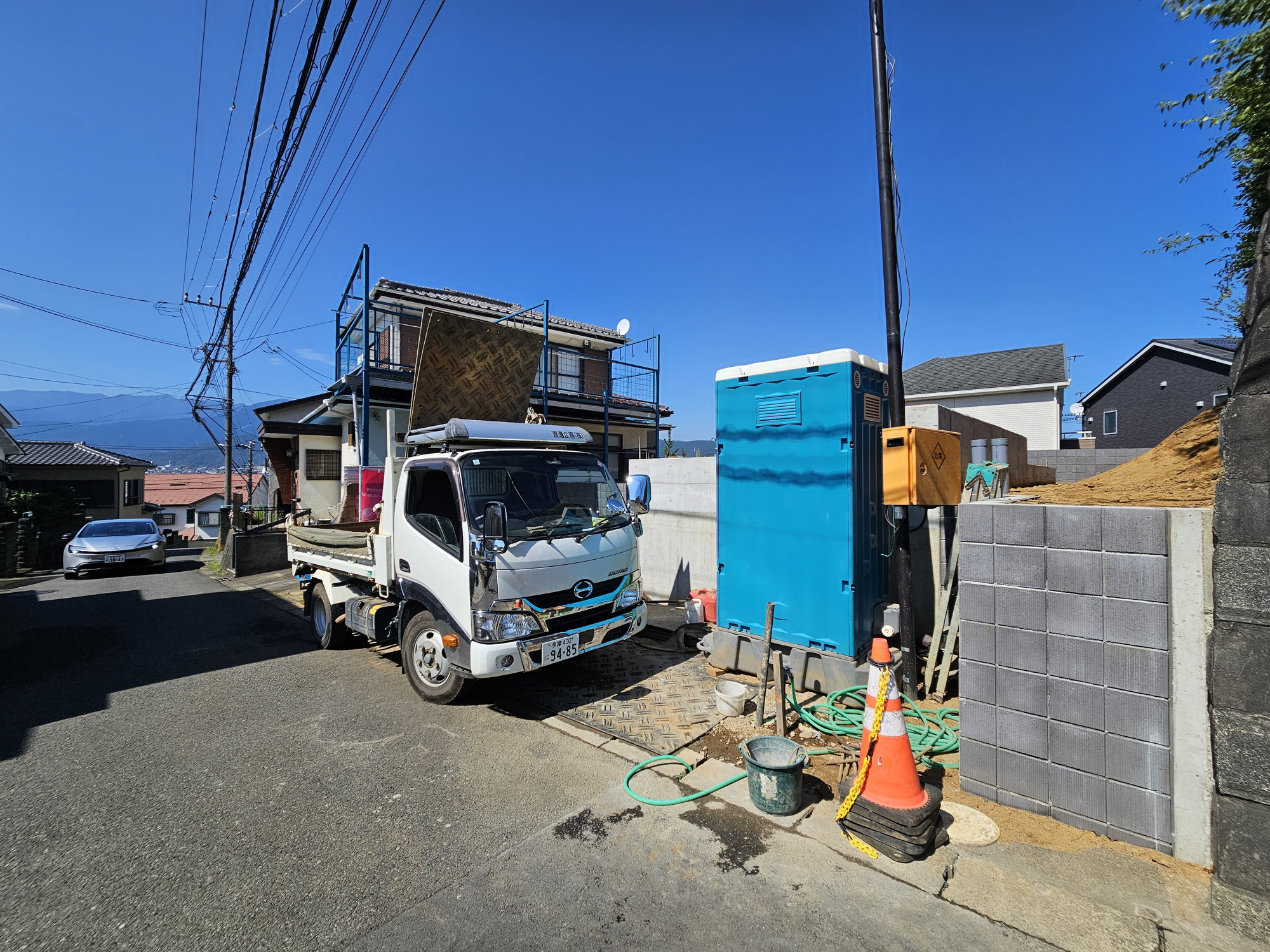 秦野駅歩12分！パントリー・WIC・SIC付3LDK～秦野市尾尻～新築戸建の前面道路含む現地写真|【建築中】太陽に愛された立地に堂々誕生。青空がより一層映えるような上品な外観が閑静な住宅街の中で一層目を惹きます。デザイン性も機能性も兼ね備えた物件です。