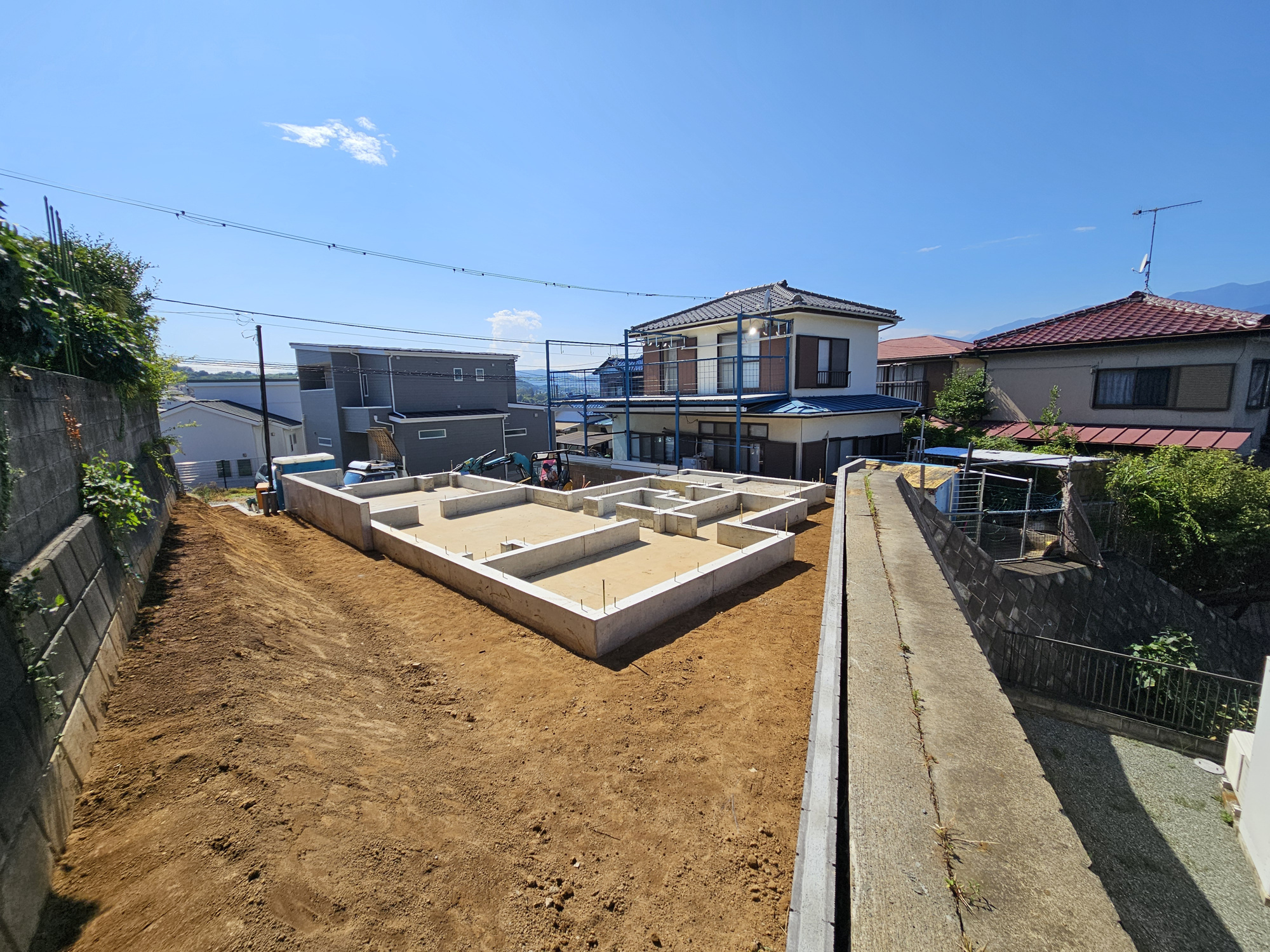 秦野駅歩12分！パントリー・WIC・SIC付3LDK～秦野市尾尻～新築戸建の外観|【建築中】通風、採光に優れた心地のいい新築戸建てが誕生！モダンなデザインが目を惹きます。外観も内装も、お客様の「あったらいいな」を形にできるようにこだわりました♪