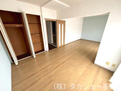 サウスヒルズ中央　16号棟の洋室|現在は広々した洋室ですが、部屋を仕切って2部屋にする事が可能です!!