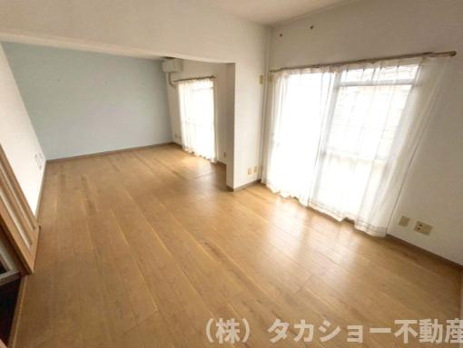 サウスヒルズ中央　16号棟の居間・リビング|現在は広々した洋室ですが、部屋を仕切って2部屋にする事が可能です!!