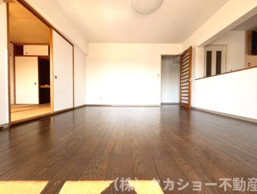 サウスヒルズ中央　16号棟の居間・リビング|こちらの居間で趣味の時間をお楽しみください