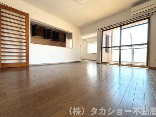 サウスヒルズ中央　16号棟の居間・リビング|家族が集まるリビングは明るく広々しております!!