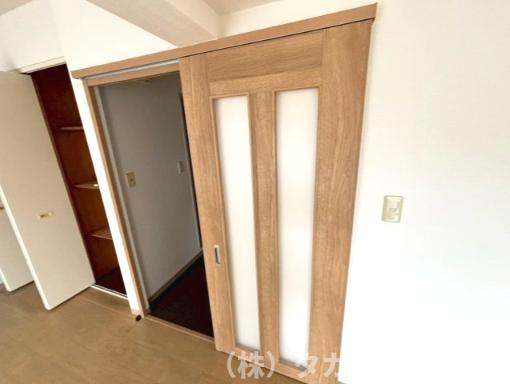サウスヒルズ中央　16号棟の設備|洋室・玄関からキッチンへの建具は2年前に交換しております。