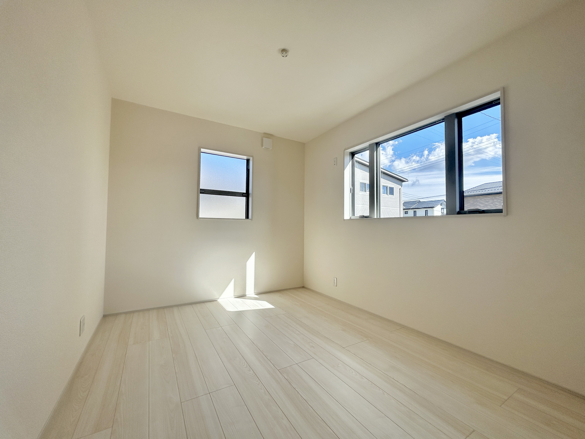 第8渋川市半田　新築住宅全1棟の洋室|木目のフローリングが暖かみのある室内に。明るい寝室で心地のいい朝を迎えられそう。