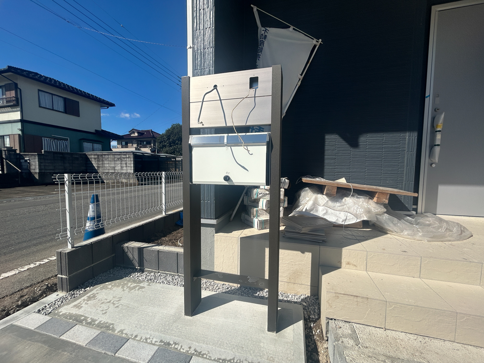 第8渋川市半田　新築住宅全1棟の設備|玄関上は屋根があるので雨の心配いらず♪