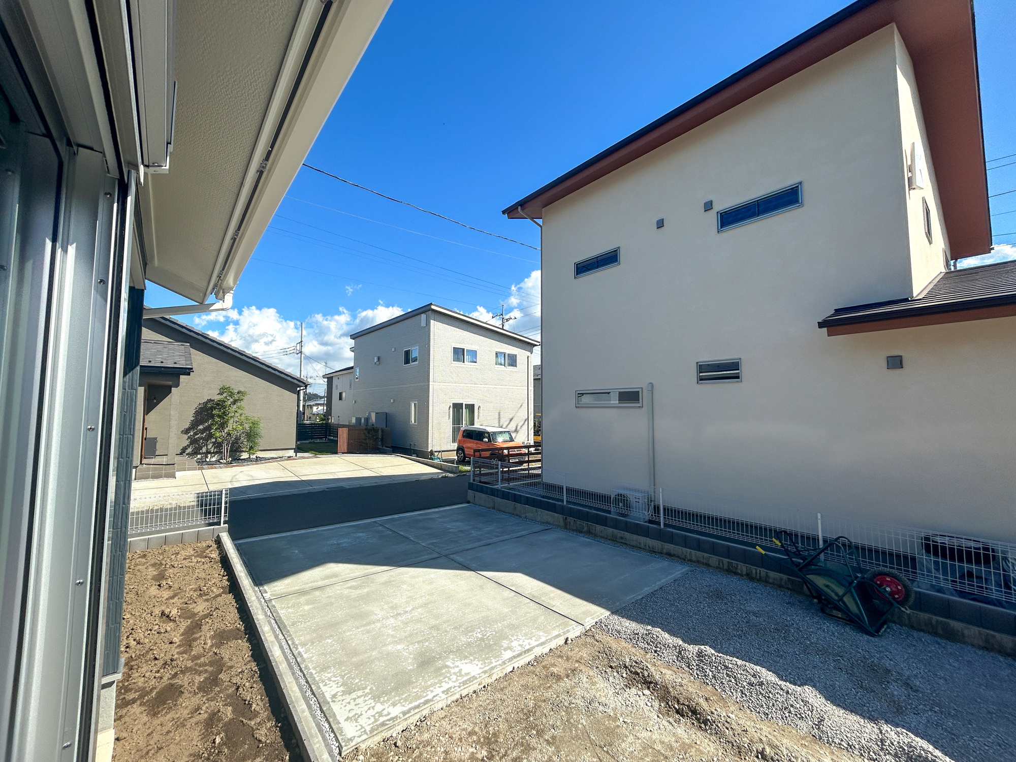 第8渋川市半田　新築住宅全1棟の展望|低層の一戸建てを中心とした街並みが整然と続き、周辺は高い建物が建っていないので、採光や開放性に恵まれ、空が広く緑の多い閑静な趣を感じる環境です。