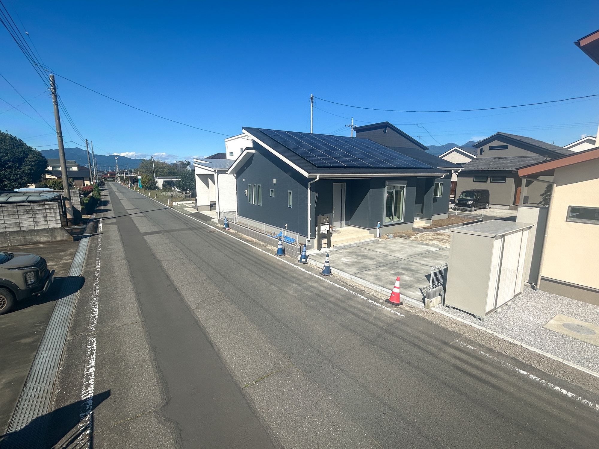 第8渋川市半田　新築住宅全1棟の前面道路含む現地写真|閑静な住宅地で子育て家族にピッタリ。毎日のお散歩も快適な緑に恵まれたエリアで、自然に包まれた穏やかな暮らしを実現するための、ゆとりある住環境が整っています。

