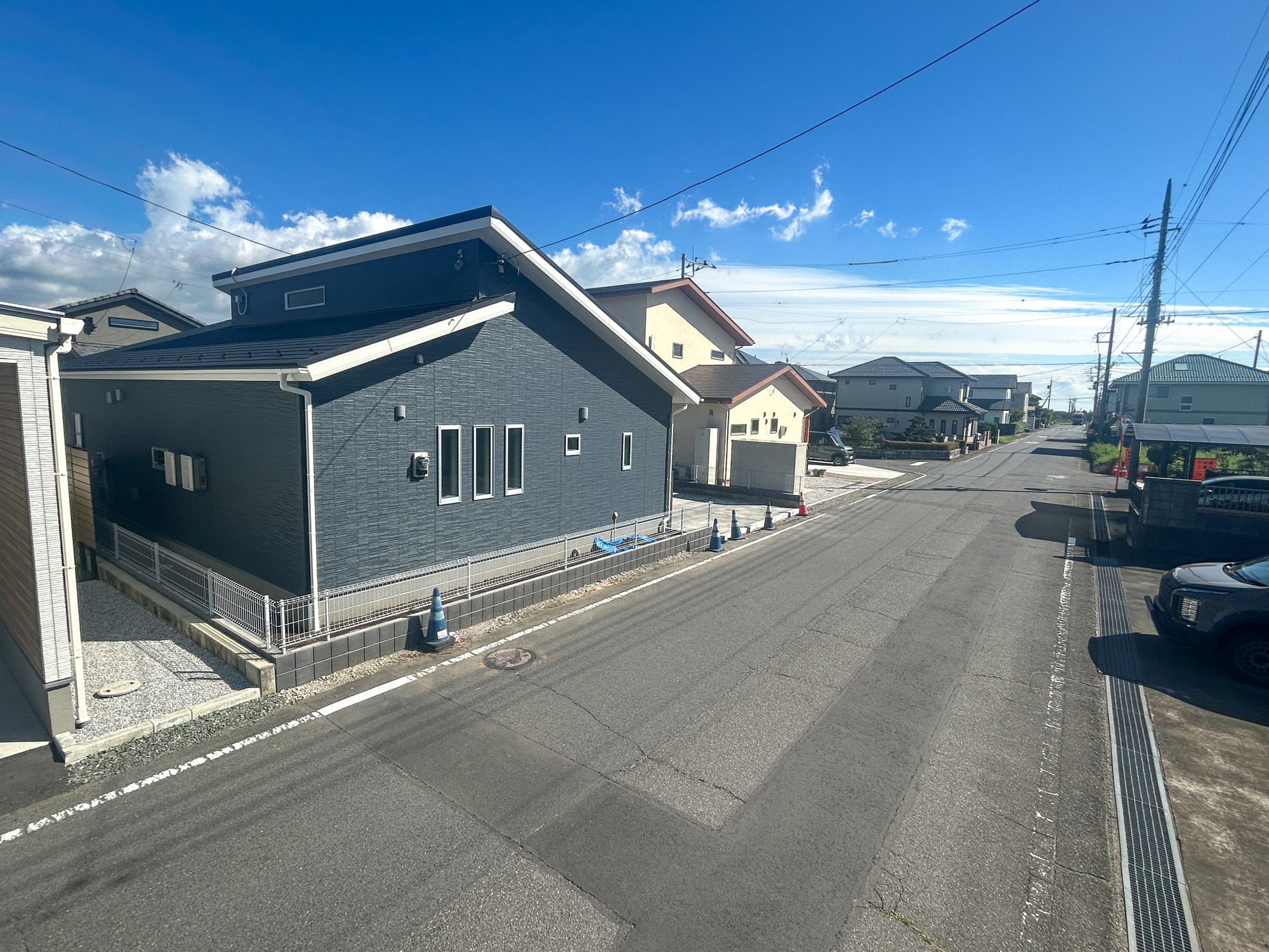 第8渋川市半田　新築住宅全1棟の前面道路含む現地写真|低層の一戸建てを中心とした街並みが整然と続き、周辺は高い建物が建っていないので、採光や開放性に恵まれ、空が広く緑の多い閑静な趣を感じる環境です。

