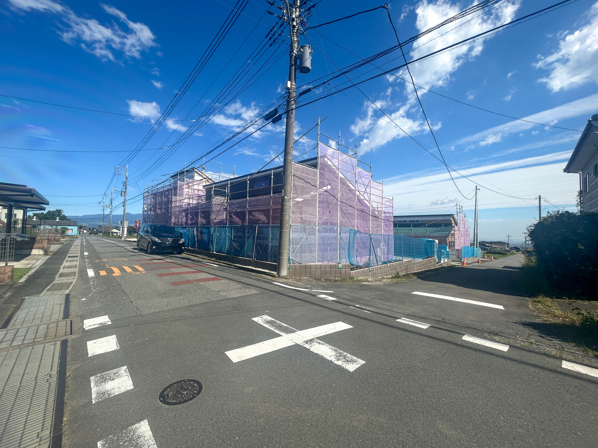 第3榛東村広馬場　新築住宅全4棟の前面道路含む現地写真|低層の一戸建てを中心とした街並みが整然と続き、周辺は高い建物が建っていないので、採光や開放性に恵まれ、空が広く緑の多い閑静な趣を感じる環境です。

