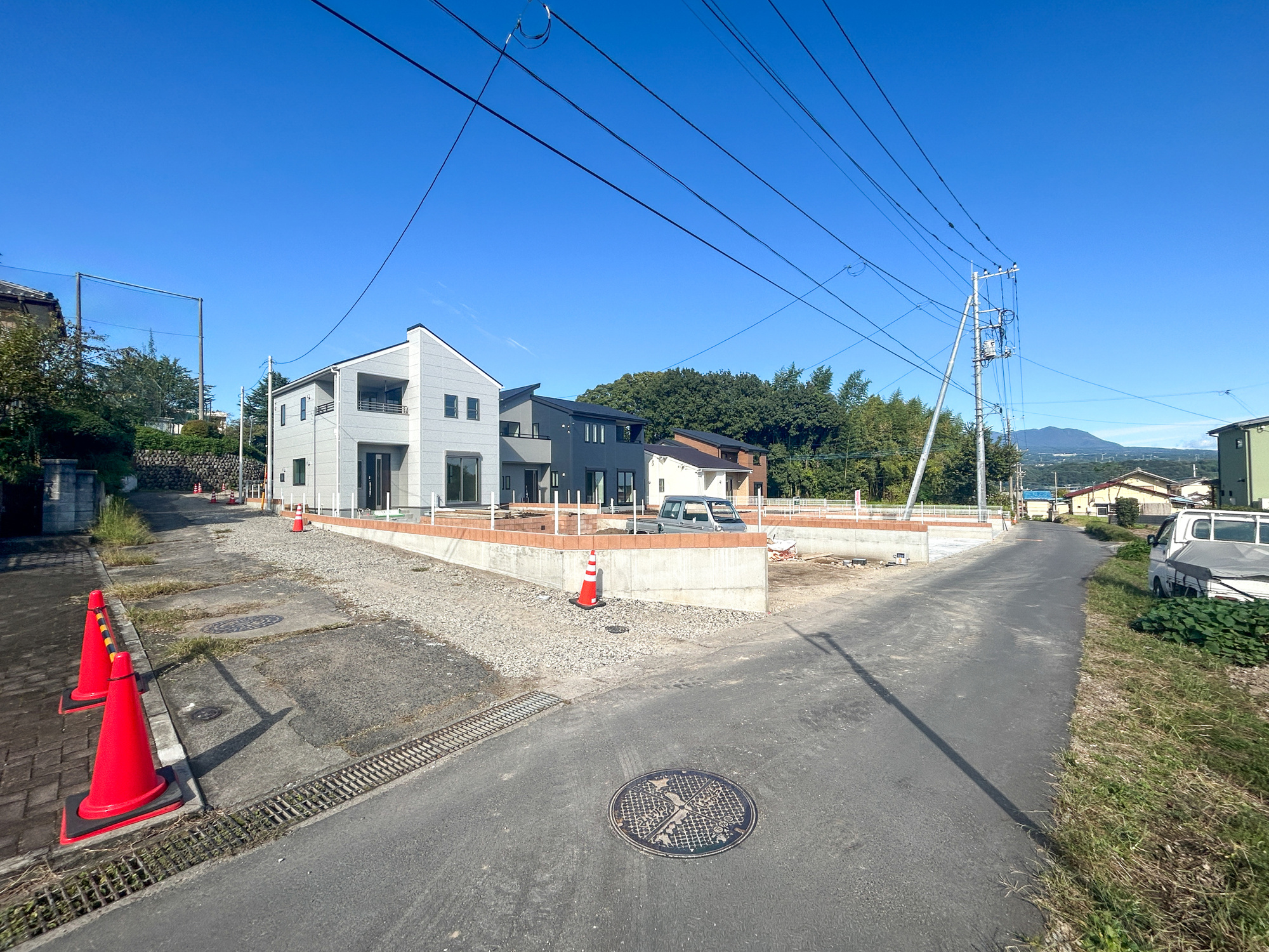 第17渋川金井　新築住宅全5棟の前面道路含む現地写真|低層の一戸建てを中心とした街並みが整然と続き、周辺は高い建物が建っていないので、採光や開放性に恵まれ、空が広く緑の多い閑静な趣を感じる環境です。


