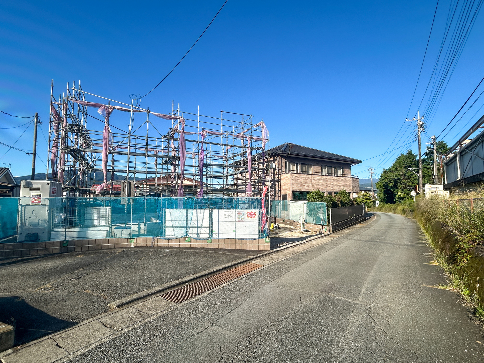 第4渋川市金井　新築住宅全1棟の前面道路含む現地写真|閑静な住宅地で子育て家族にピッタリ。毎日のお散歩も快適な緑に恵まれたエリアで、自然に包まれた穏やかな暮らしを実現するための、ゆとりある住環境が整っています。

