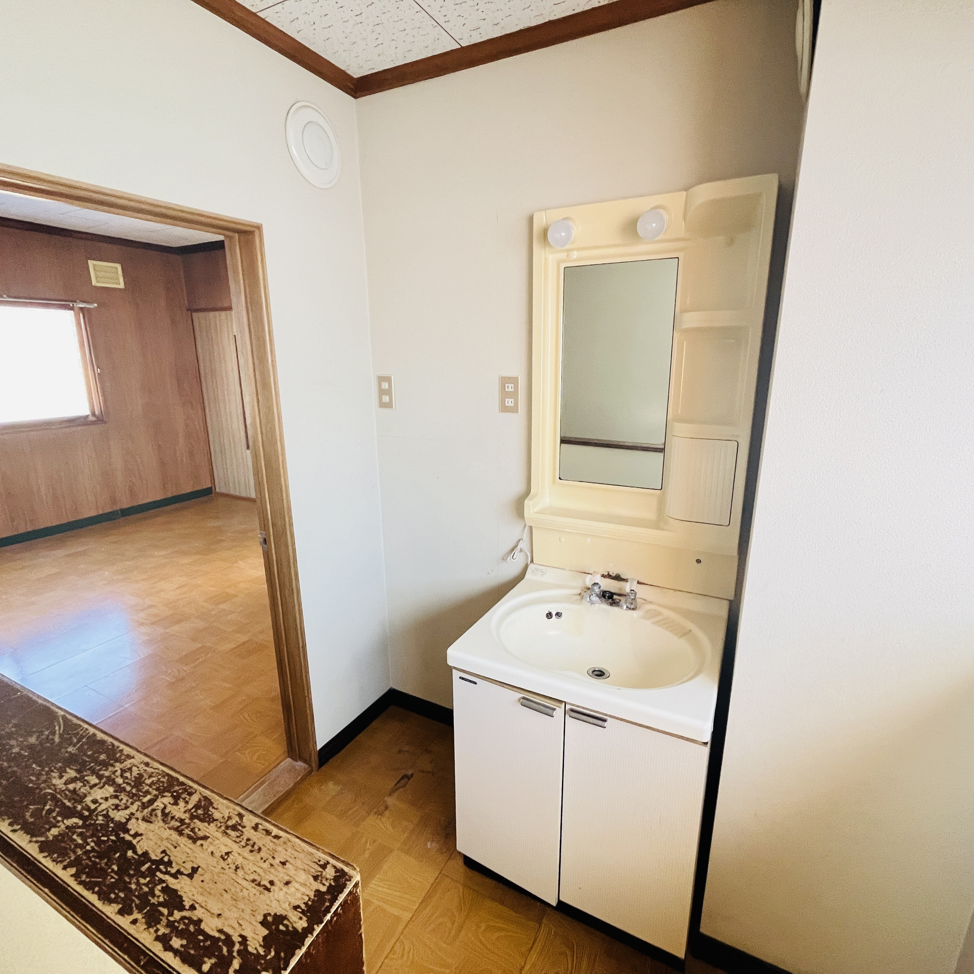 登別市中央町7丁目6-2　中古住宅の独立洗面台