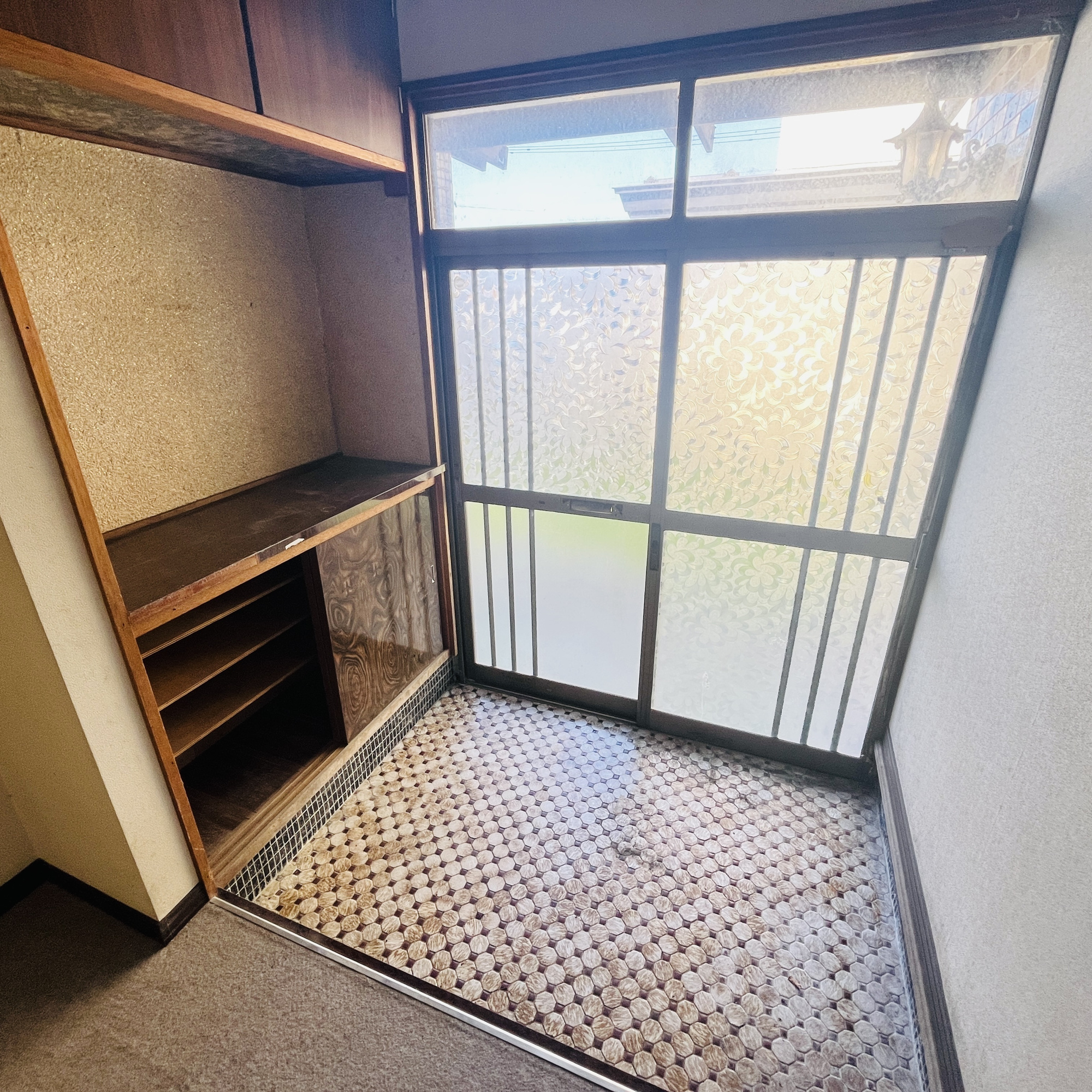 登別市中央町7丁目6-2　中古住宅の玄関