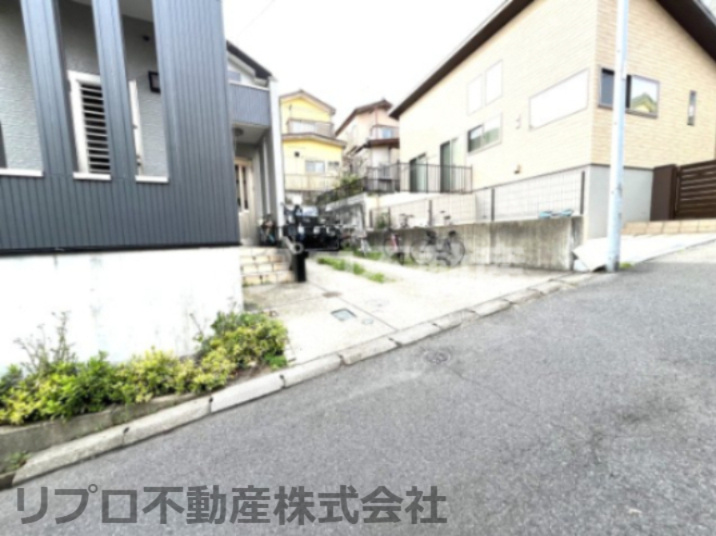 柏市南増尾３丁目戸建の駐車場|敷地面積５４坪以上！駐車スペース２台分あり！車種により３台可能