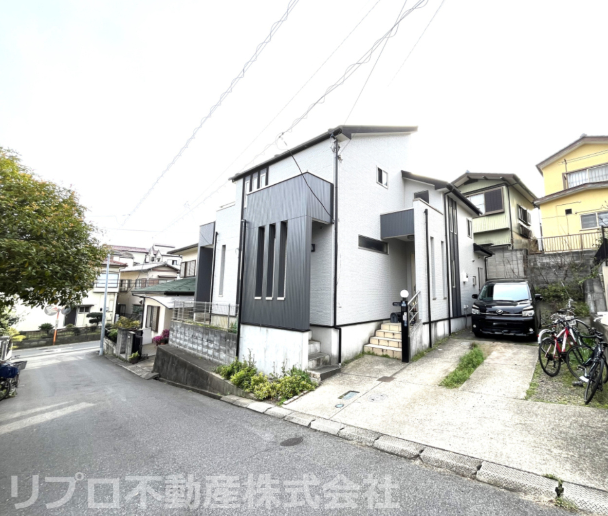 柏市南増尾３丁目戸建の前面道路含む現地写真|車２台、バイク、自転車が置けます。車種により車３台も可能です
