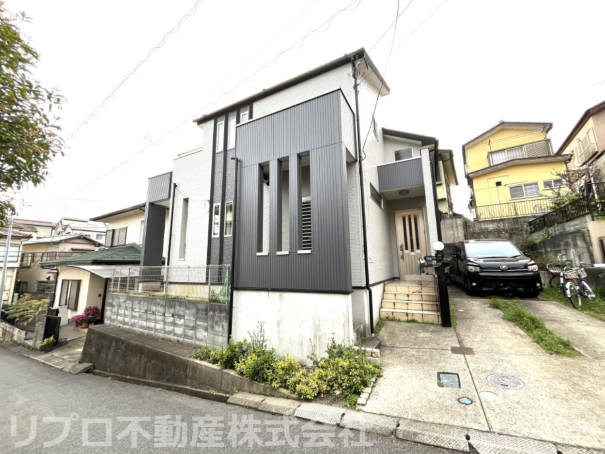 柏市南増尾３丁目戸建の前面道路含む現地写真|外壁塗装済みの４LDK♪室内リフォームもご相談ください♪敷地面積５４坪以上！駐車スペース２台分あり！車種により3台も可能です。